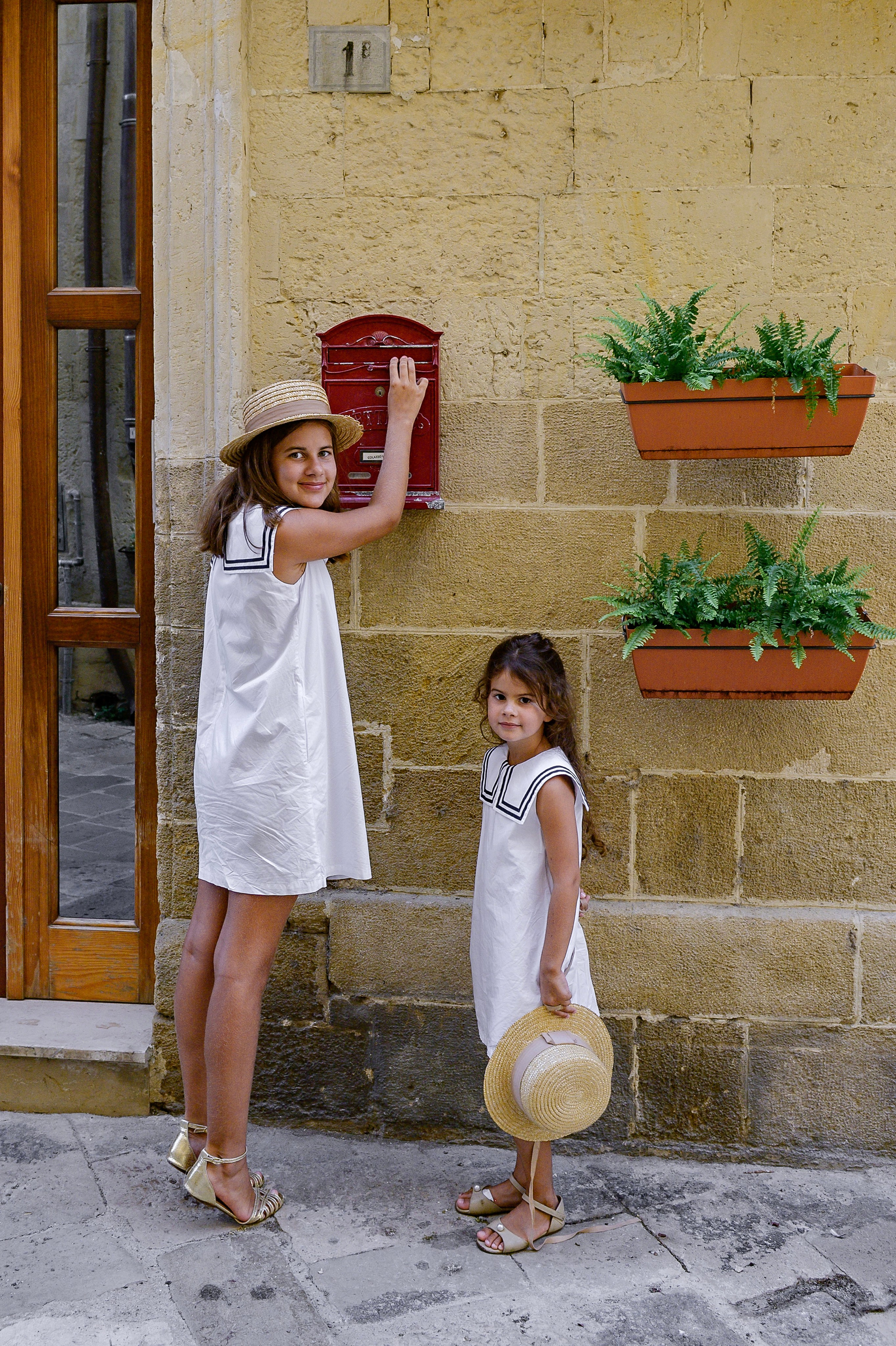 Mom and her Beautiful Daughters in Lecce. Vacation & Portrait Photographer in Puglia and Matera| Romantic Photo Walks in Italy