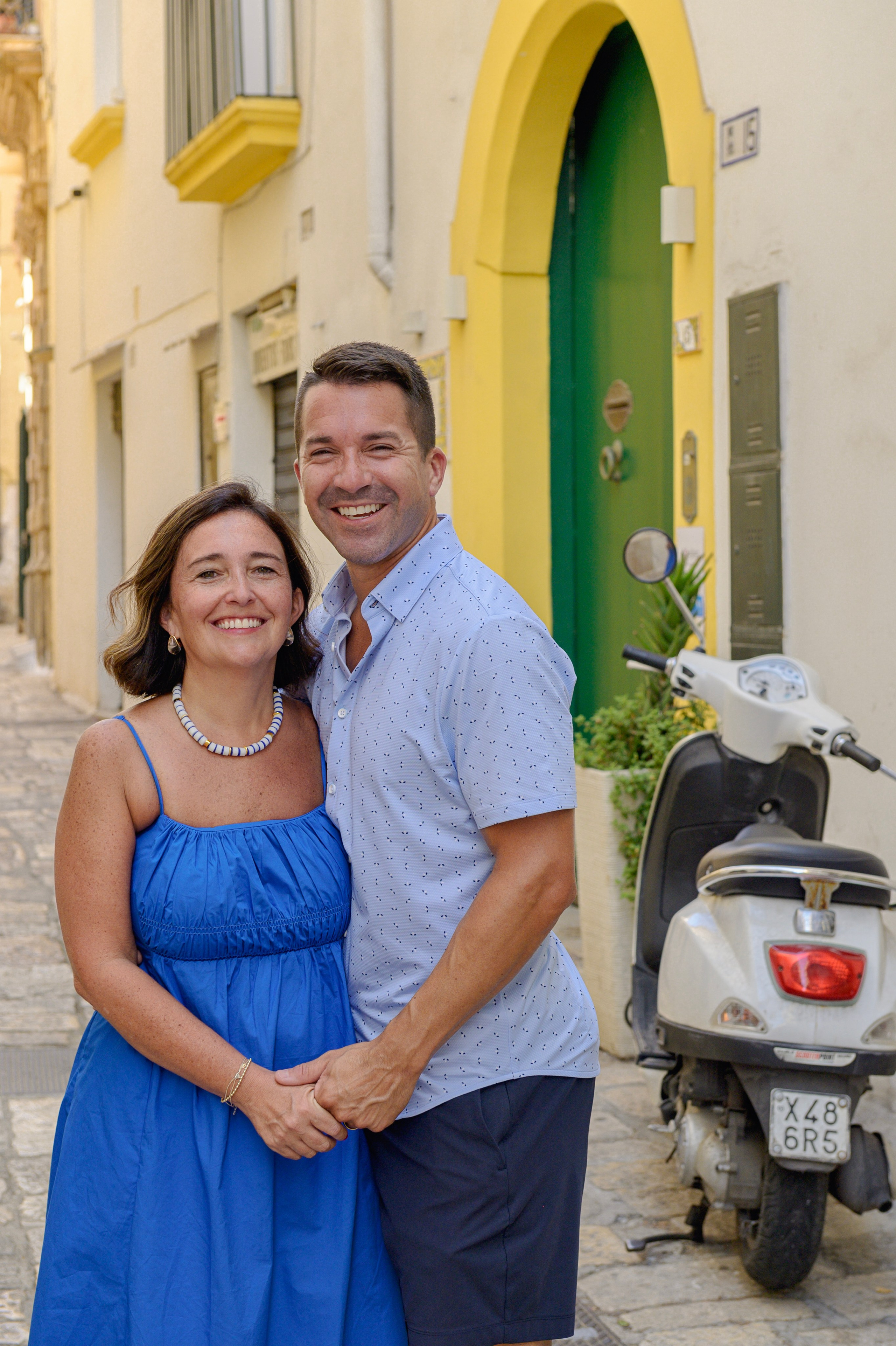 Sunny Walk in Gallipoli with Megan’s Big Family. Vacation & Portrait Photographer in Puglia and Matera| Romantic Photo Walks in Italy