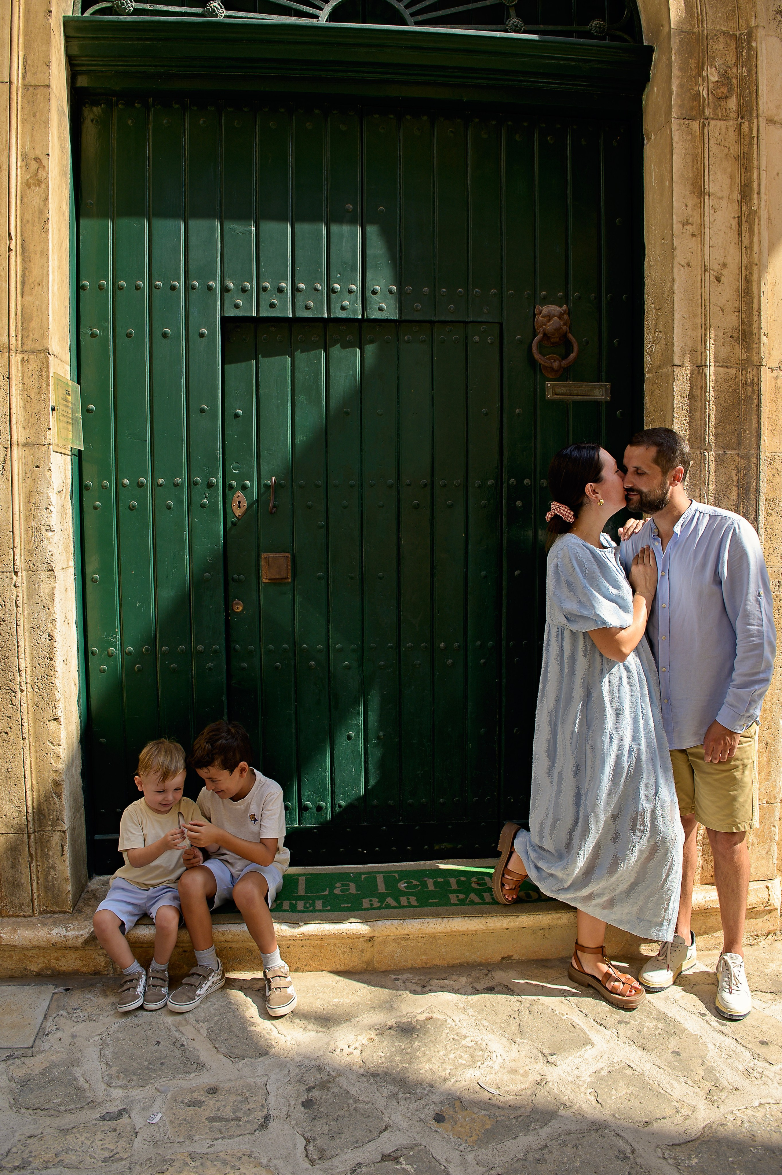 A Fun Walk in Ostuni with Gaёlle and Robbie. Fotografa in Puglia e Roma — Servizi fotografici romantici in Italia