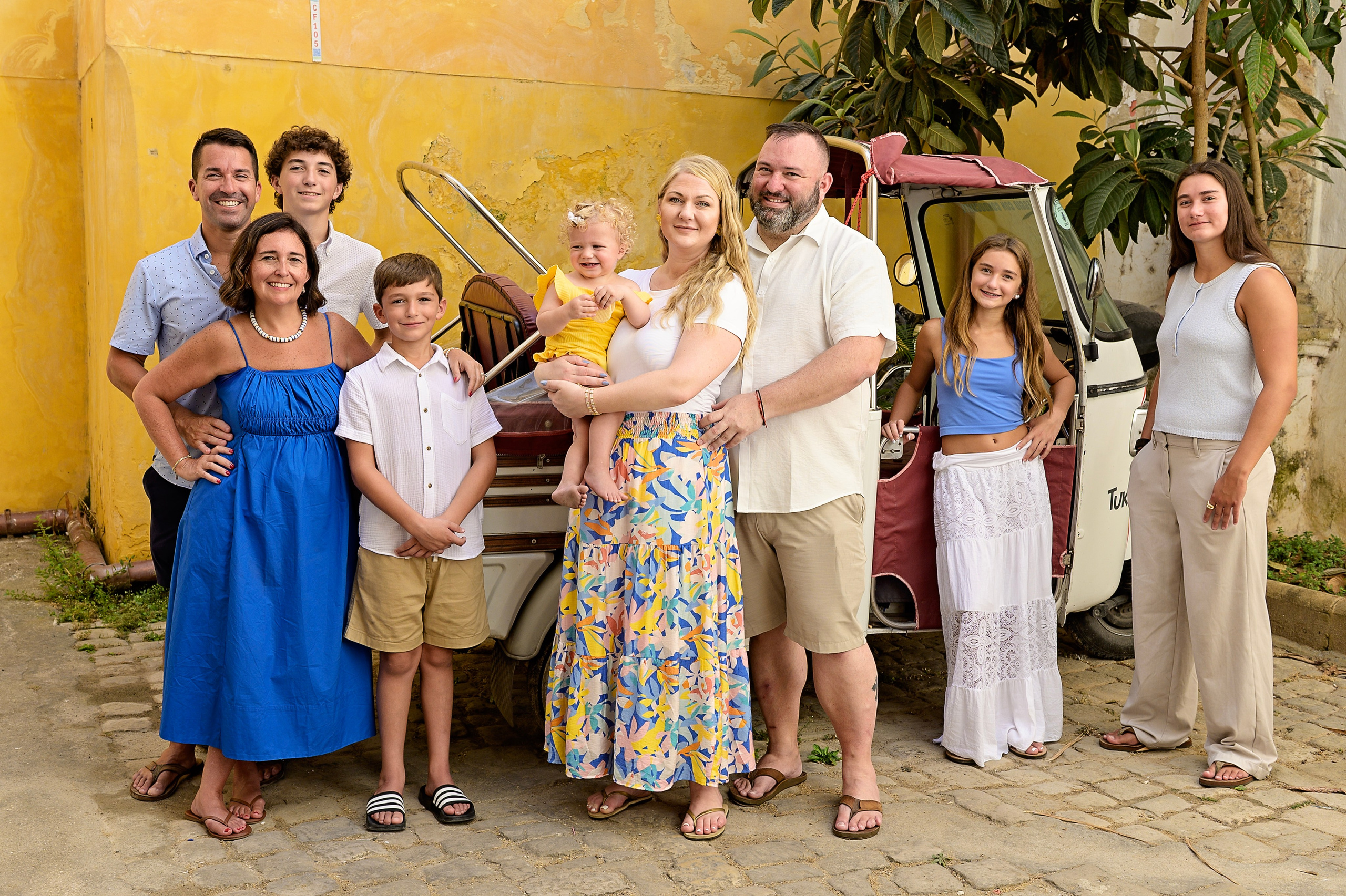 Sunny Walk in Gallipoli with Megan’s Big Family. Vacation & Portrait Photographer in Puglia and Matera| Romantic Photo Walks in Italy
