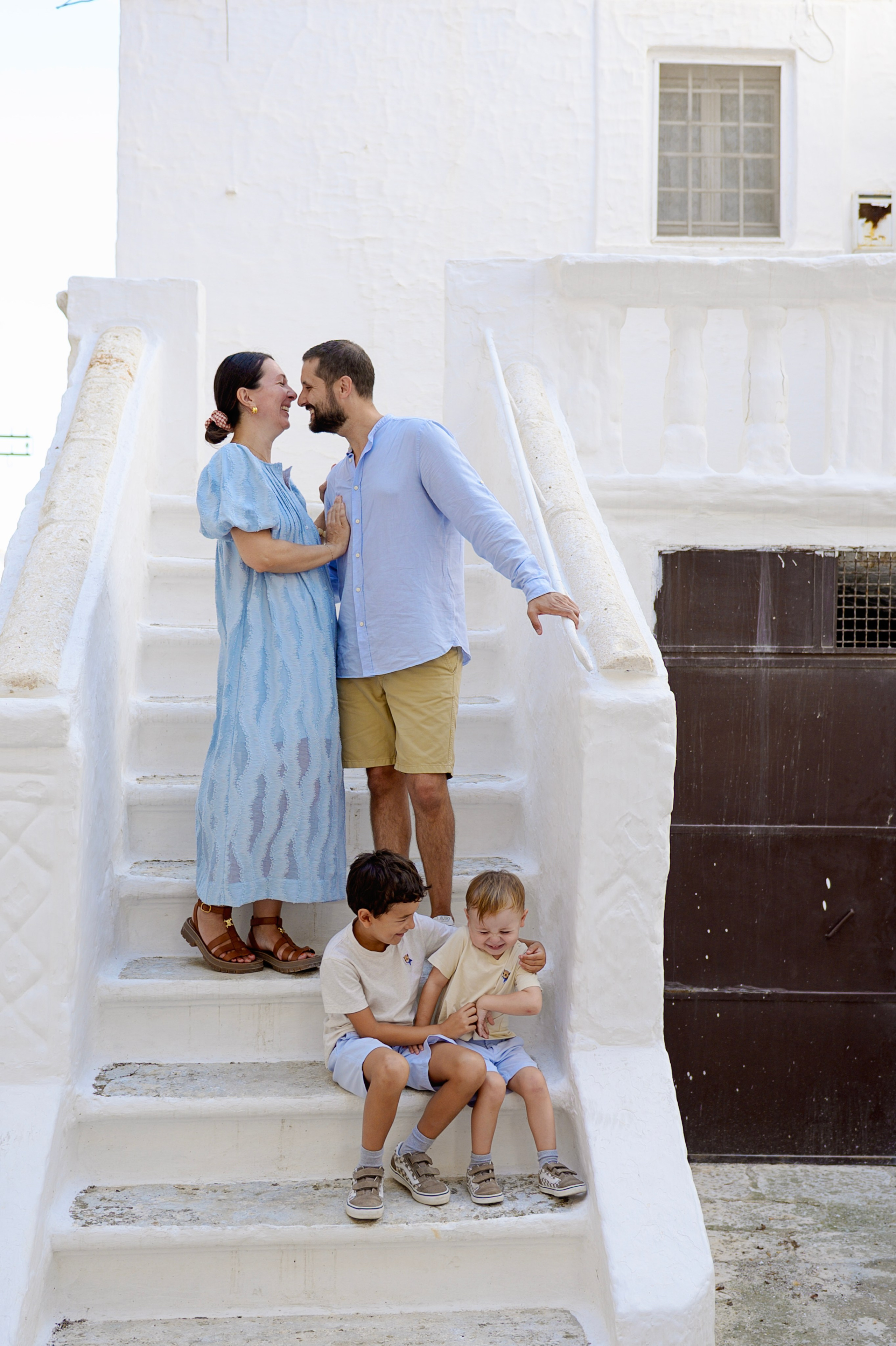 A Fun Walk in Ostuni with Gaёlle and Robbie. Fotografa in Puglia e Roma — Servizi fotografici romantici in Italia