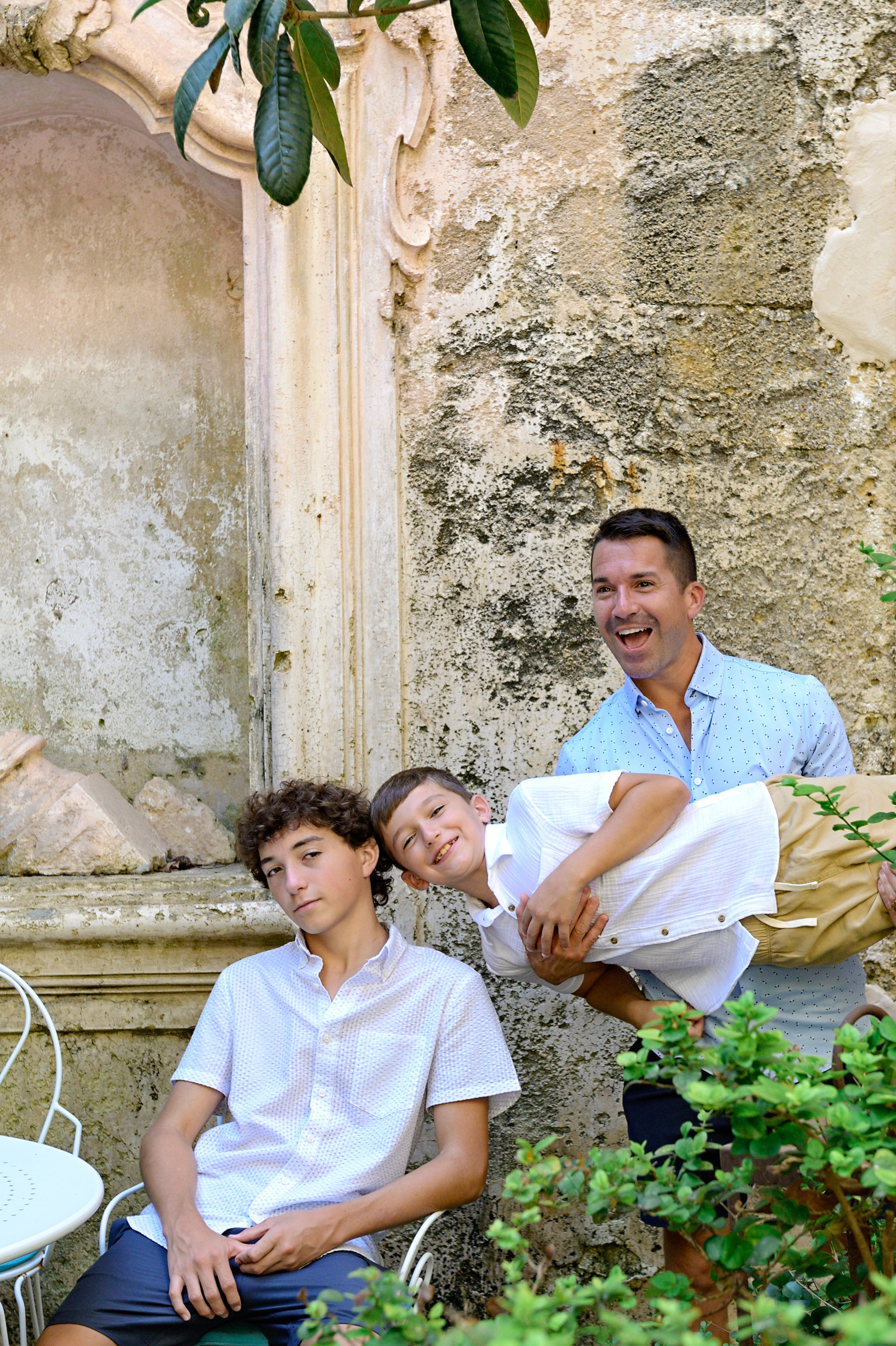 Sunny Walk in Gallipoli with Megan’s Big Family. Vacation & Portrait Photographer in Puglia and Matera| Romantic Photo Walks in Italy