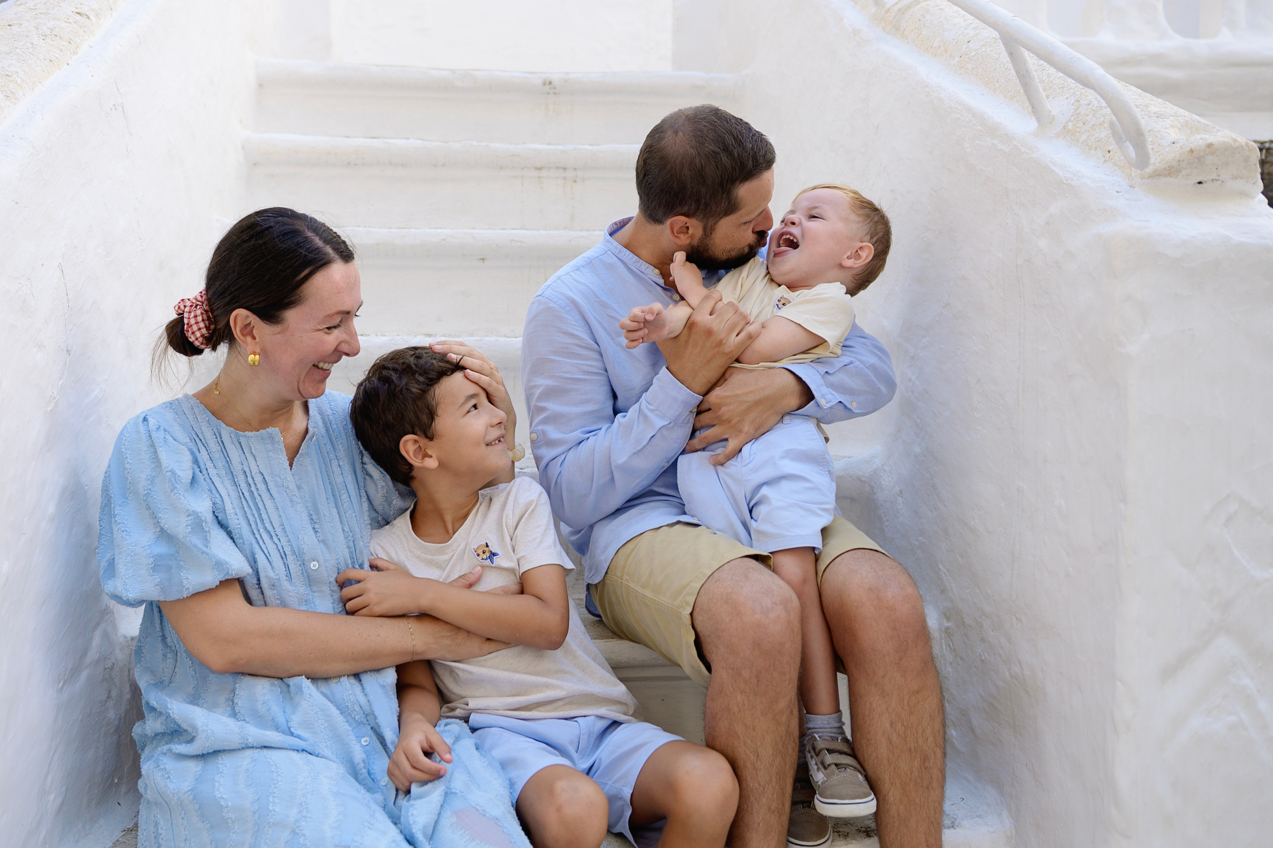 A Fun Walk in Ostuni with Gaёlle and Robbie. Fotografa in Puglia e Roma — Servizi fotografici romantici in Italia