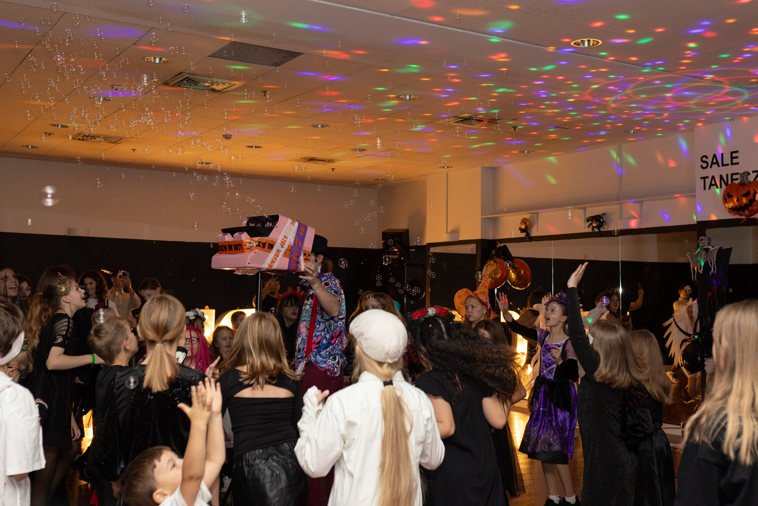 Leo dance studio Helloween 2025. Семейный и детский фотограф в Варшаве Мила Бобровская