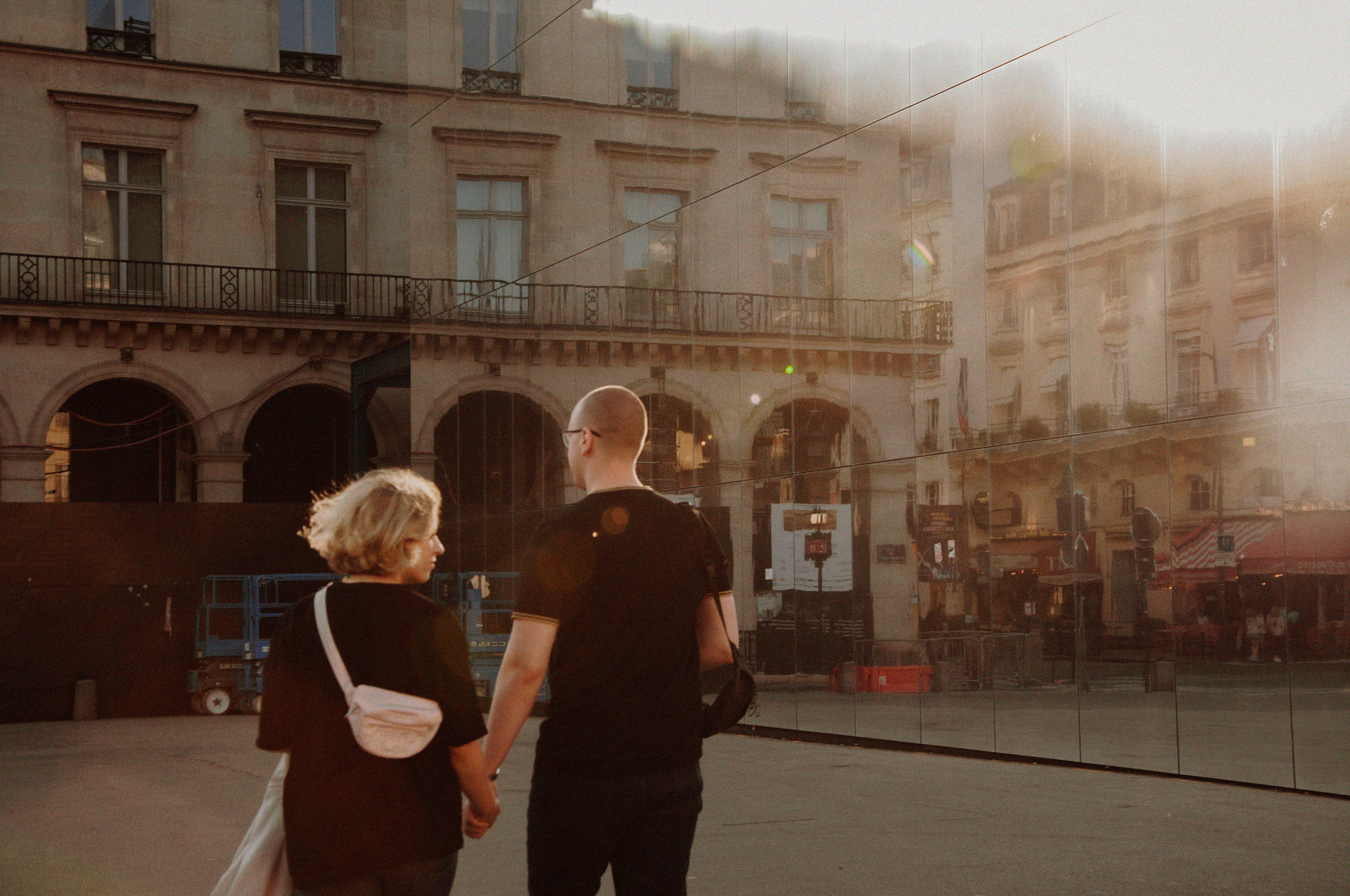 Couple photoshoot near the Louvre. Paris photographer — Polina Osipova