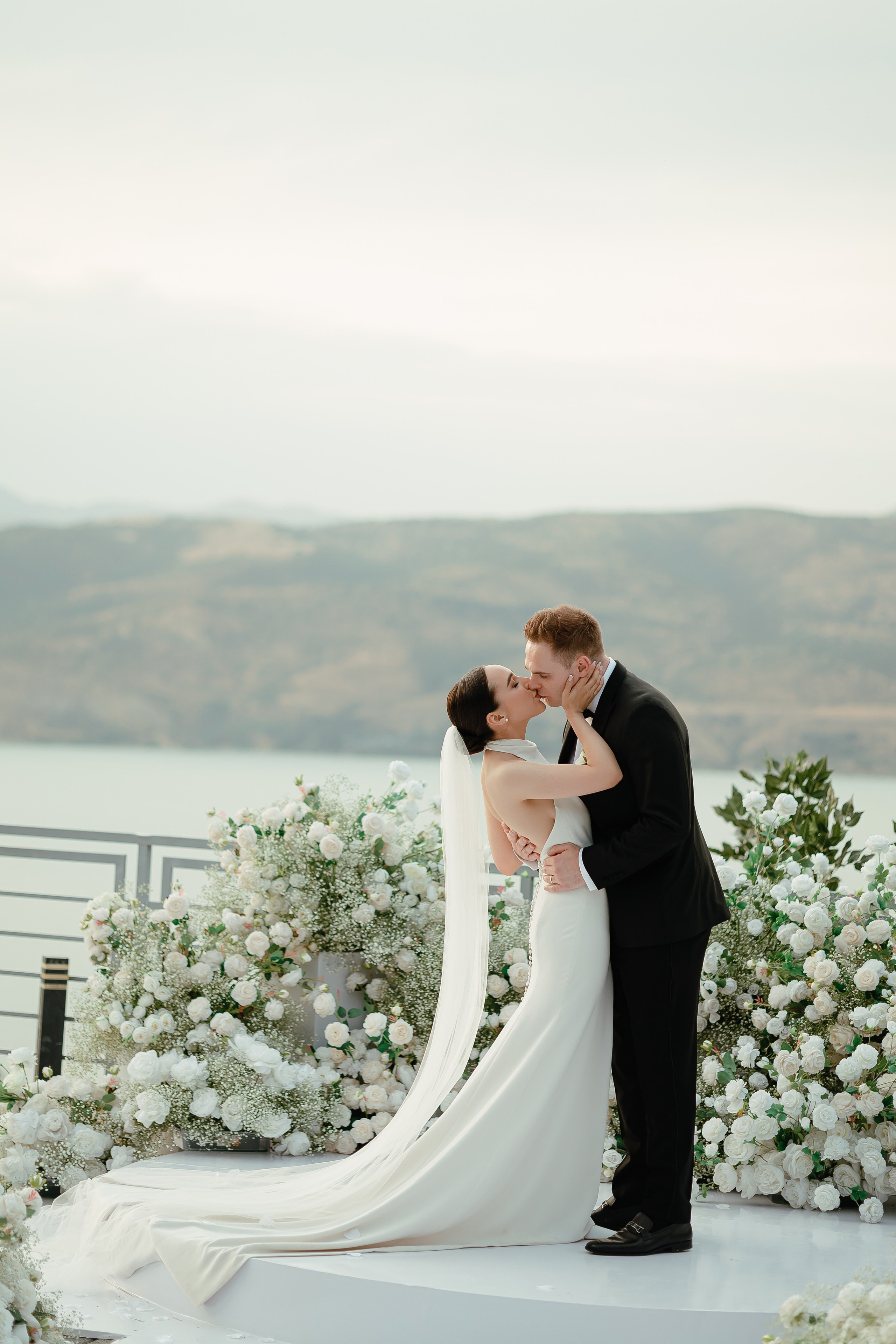 Thomas & Suyumbika. Главная