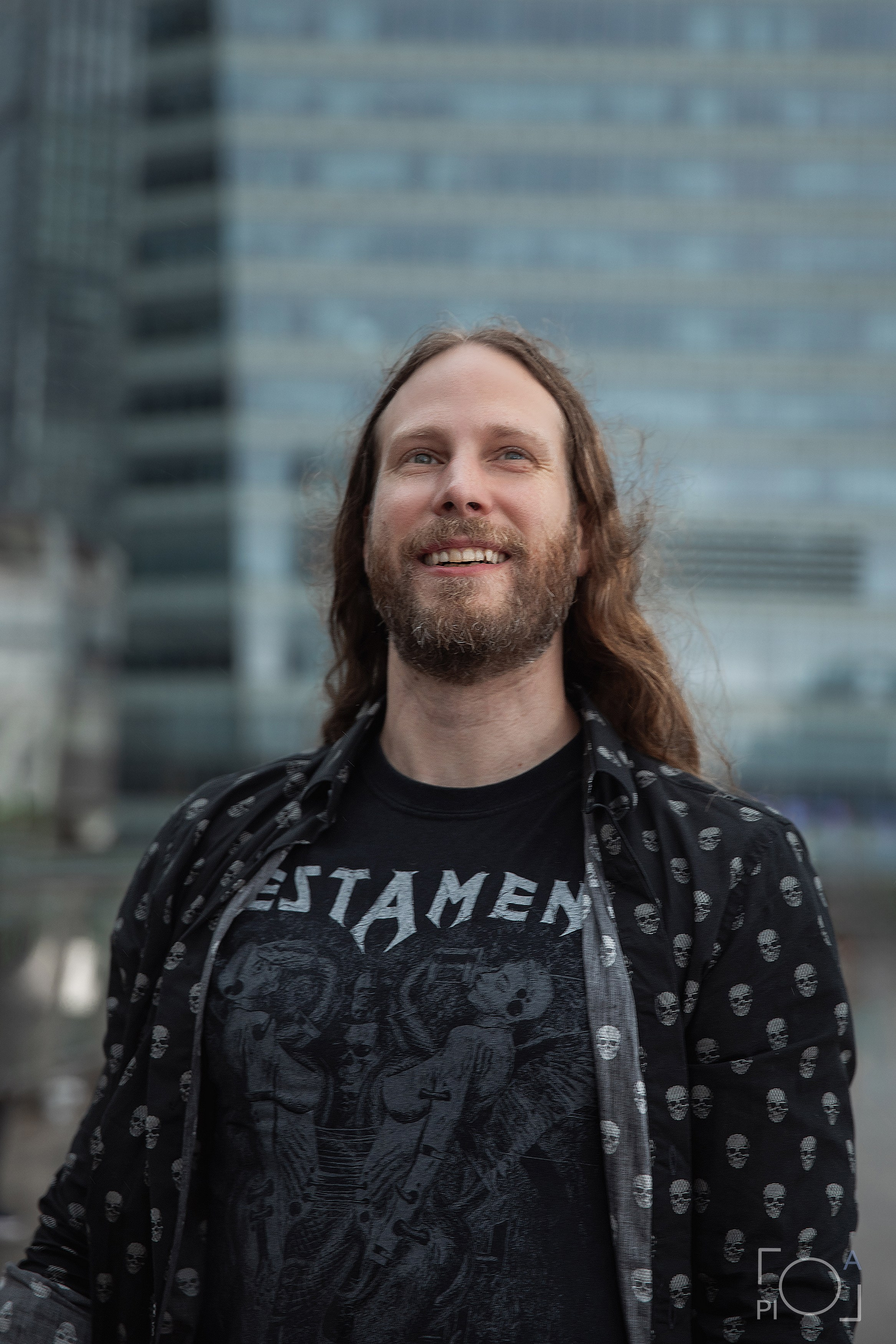 Портрет брутального мужчины с длинными волосами в дождливую погоду в Шанхае