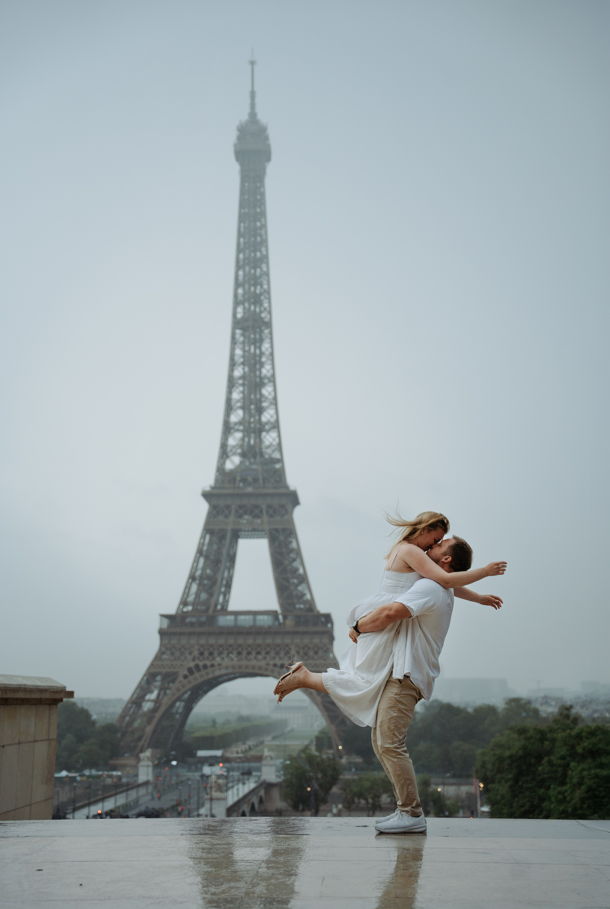 Anne & Cody in rainy Paris. Фотограф в Париже Полина Осипова
