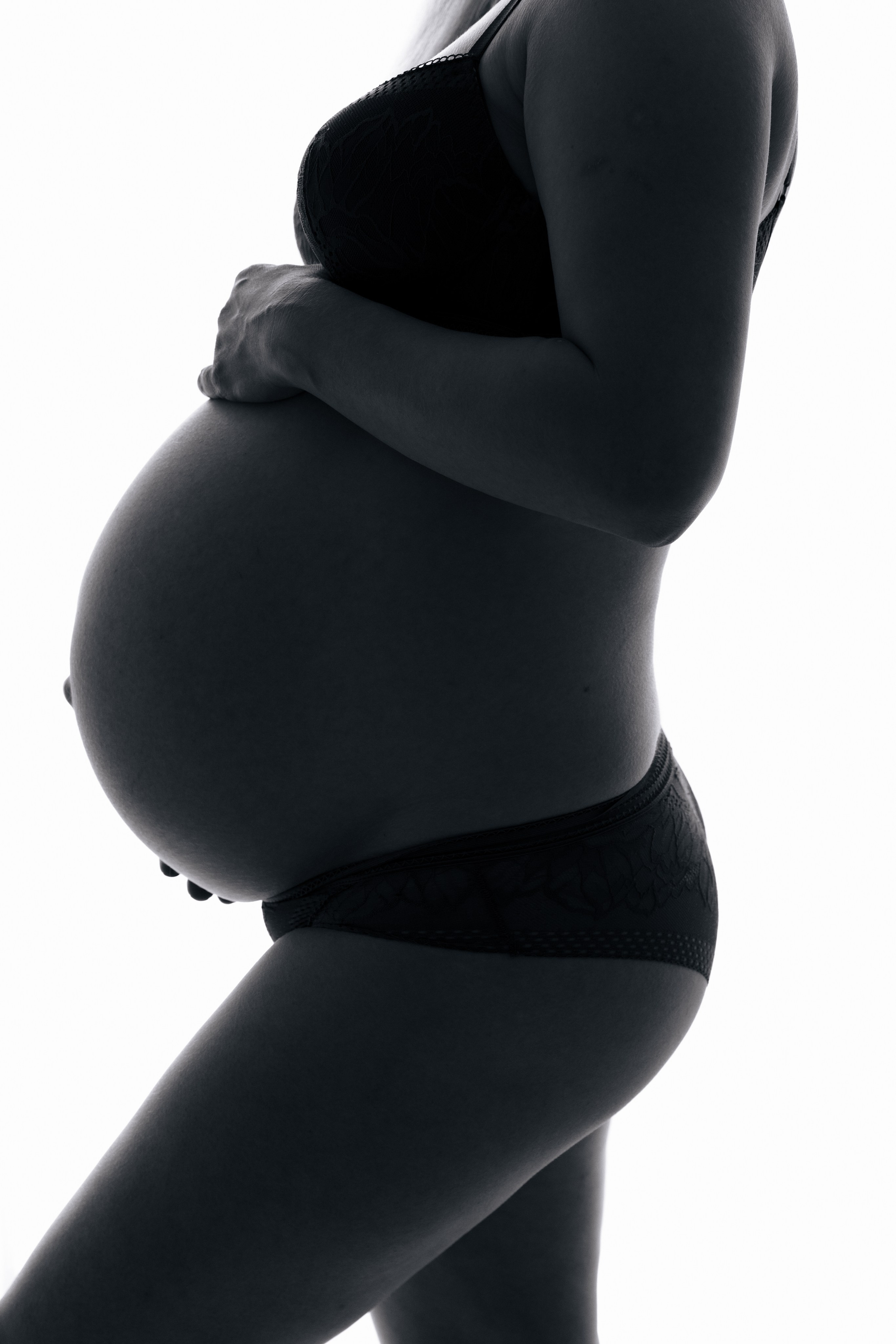 Silhouette eines Babybauchs während eines Schwangerschaftsshootings im Fotostudio in Aschaffenburg.