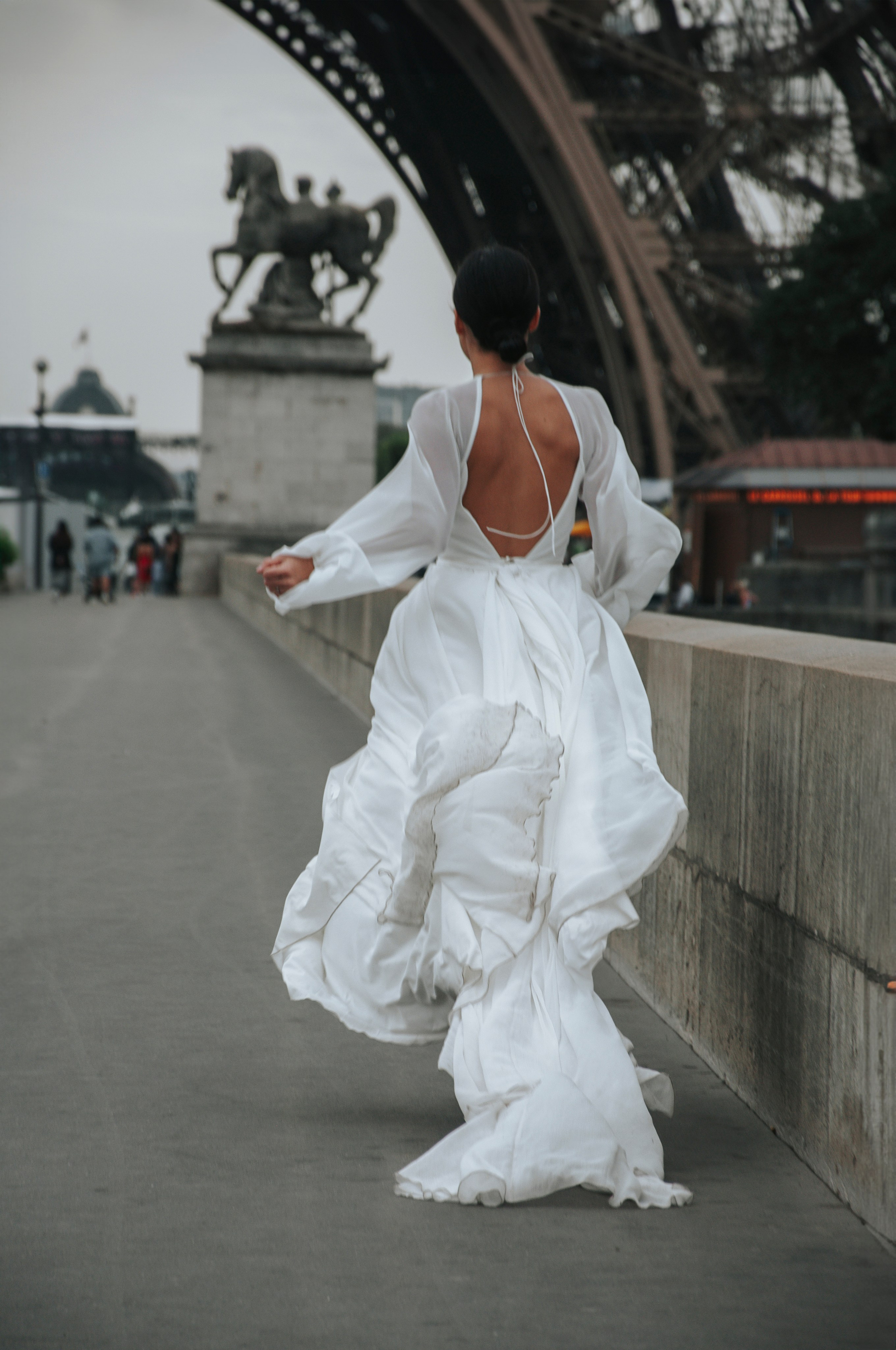 Wedding photoshoot at the Eiffel Tower. Paris photographer — Polina Osipova