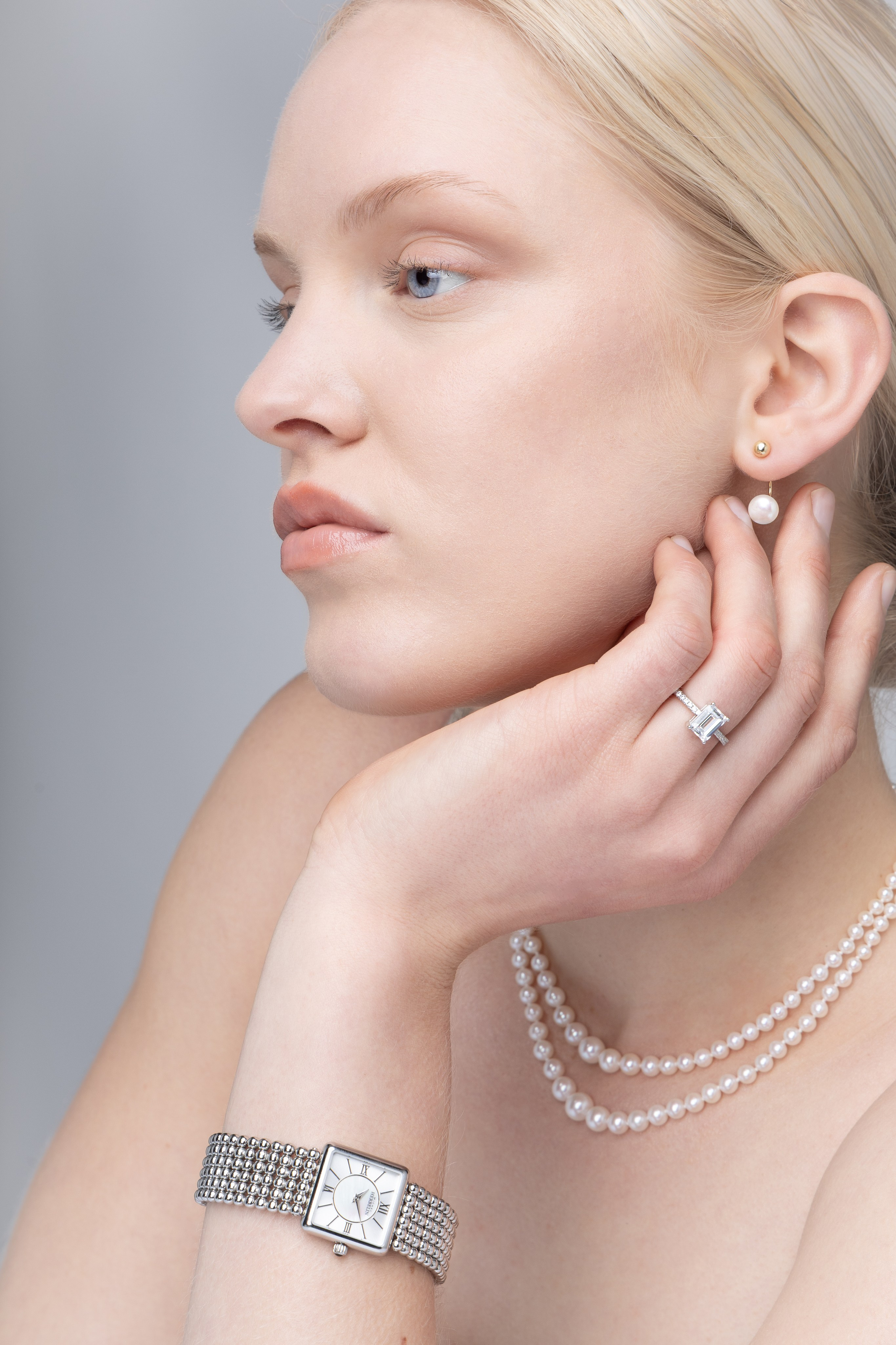 Portrait d’une modèle blonde aux yeux bleus en studio à Toulouse, accessoires et bijoux de créateur