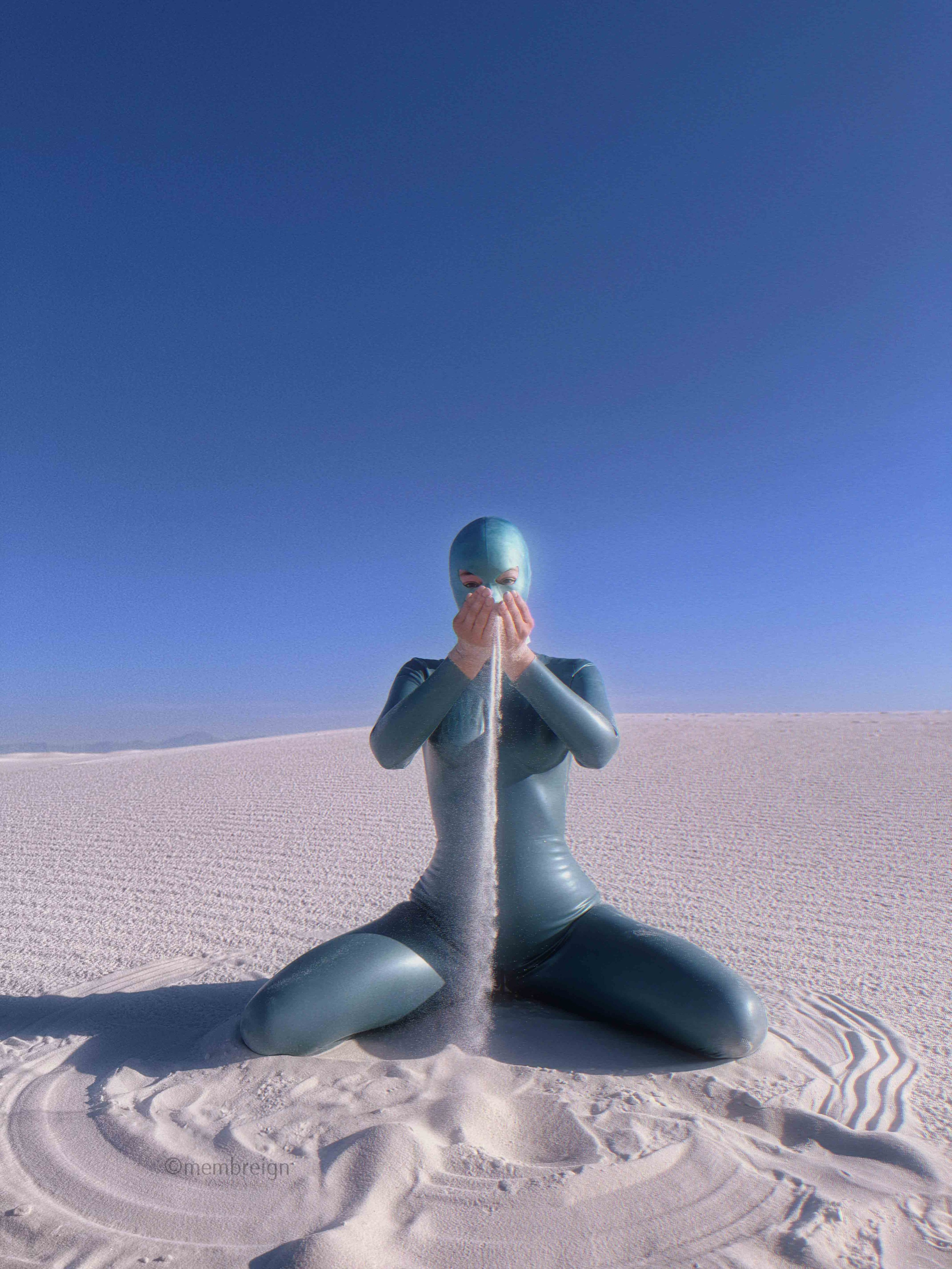 The woman in the dunes. Membreign