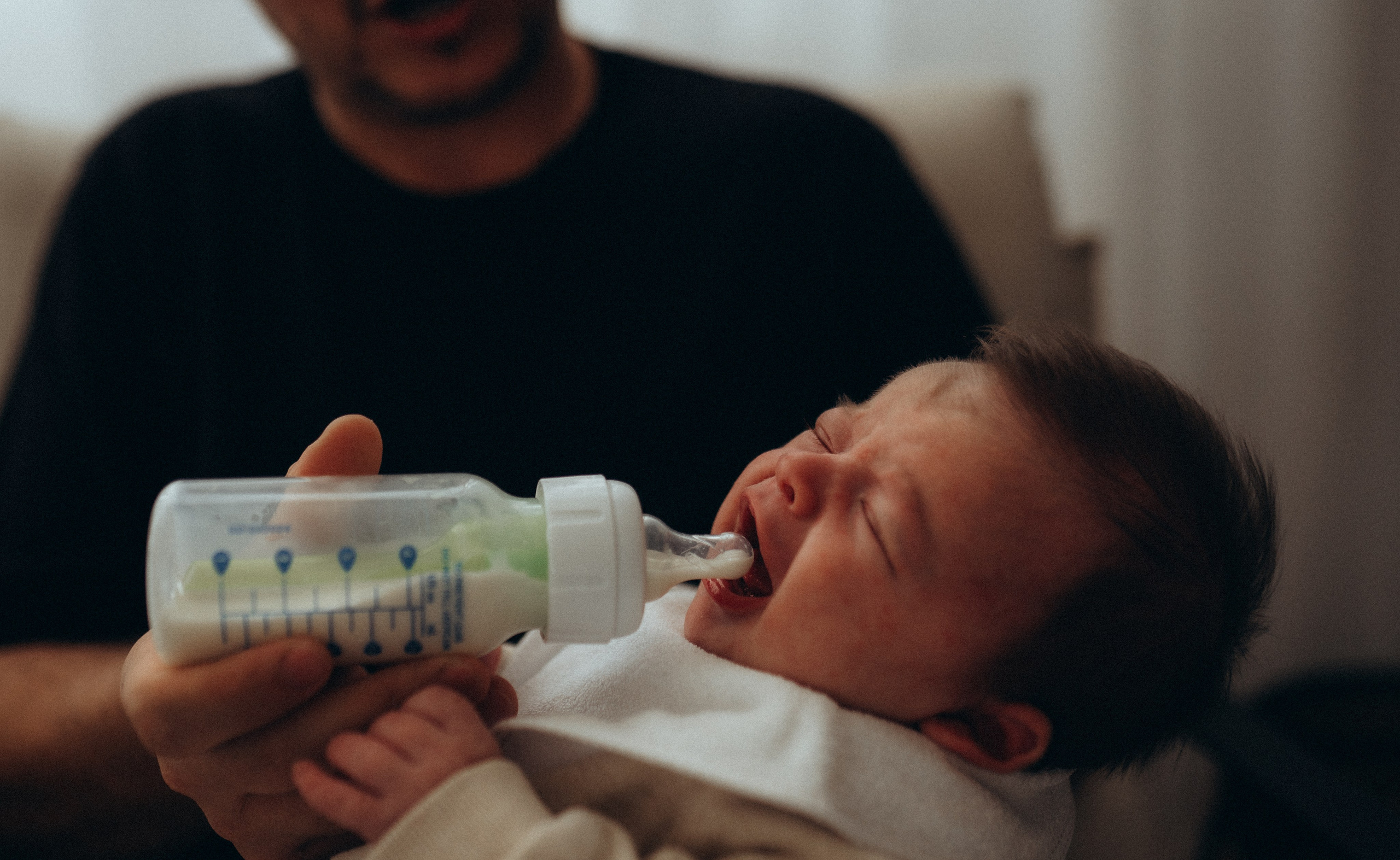 Foto neonato con genitori in stile naturale a Varese