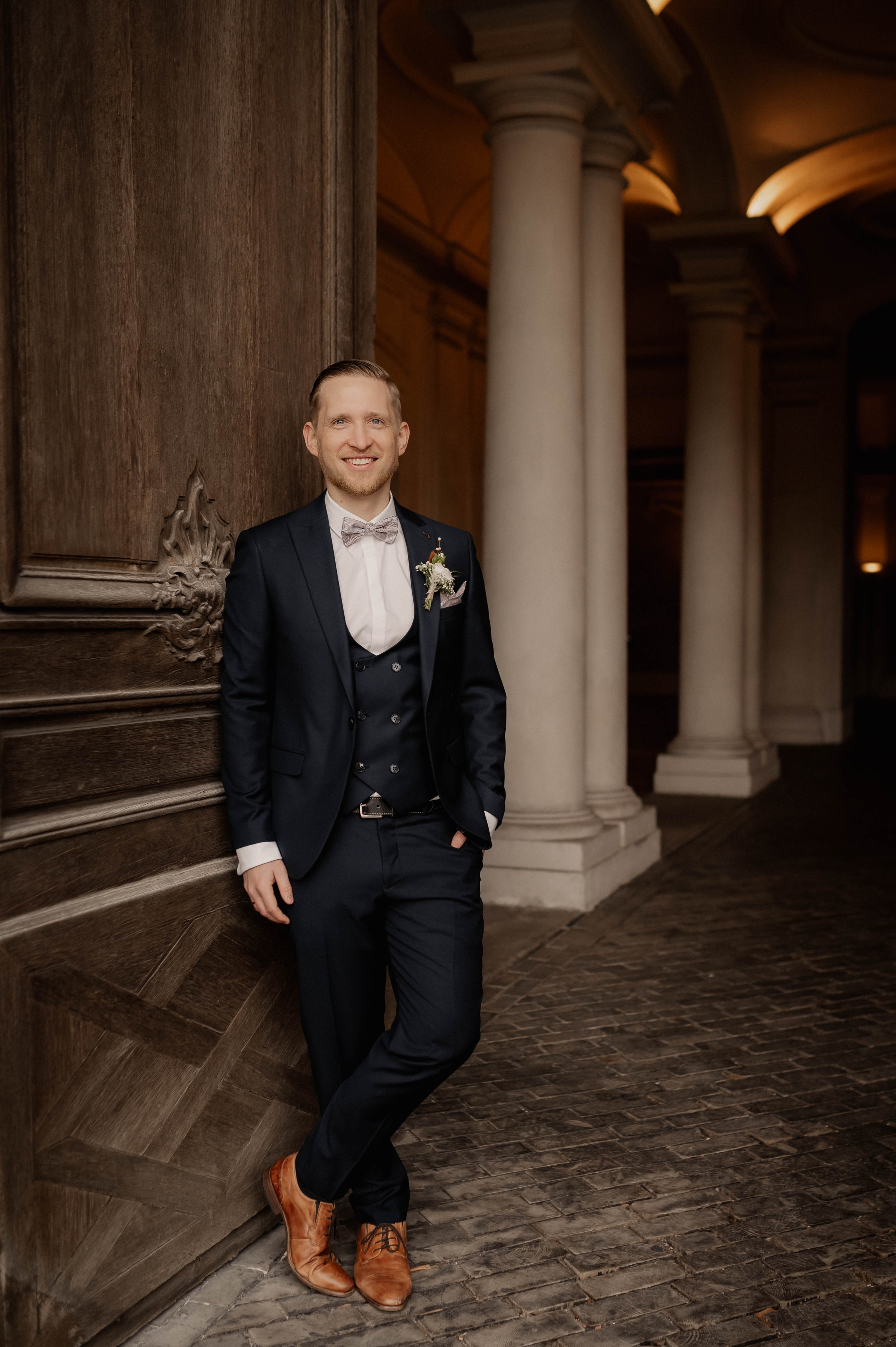 Bräutigam steht im Residenz Ansbach