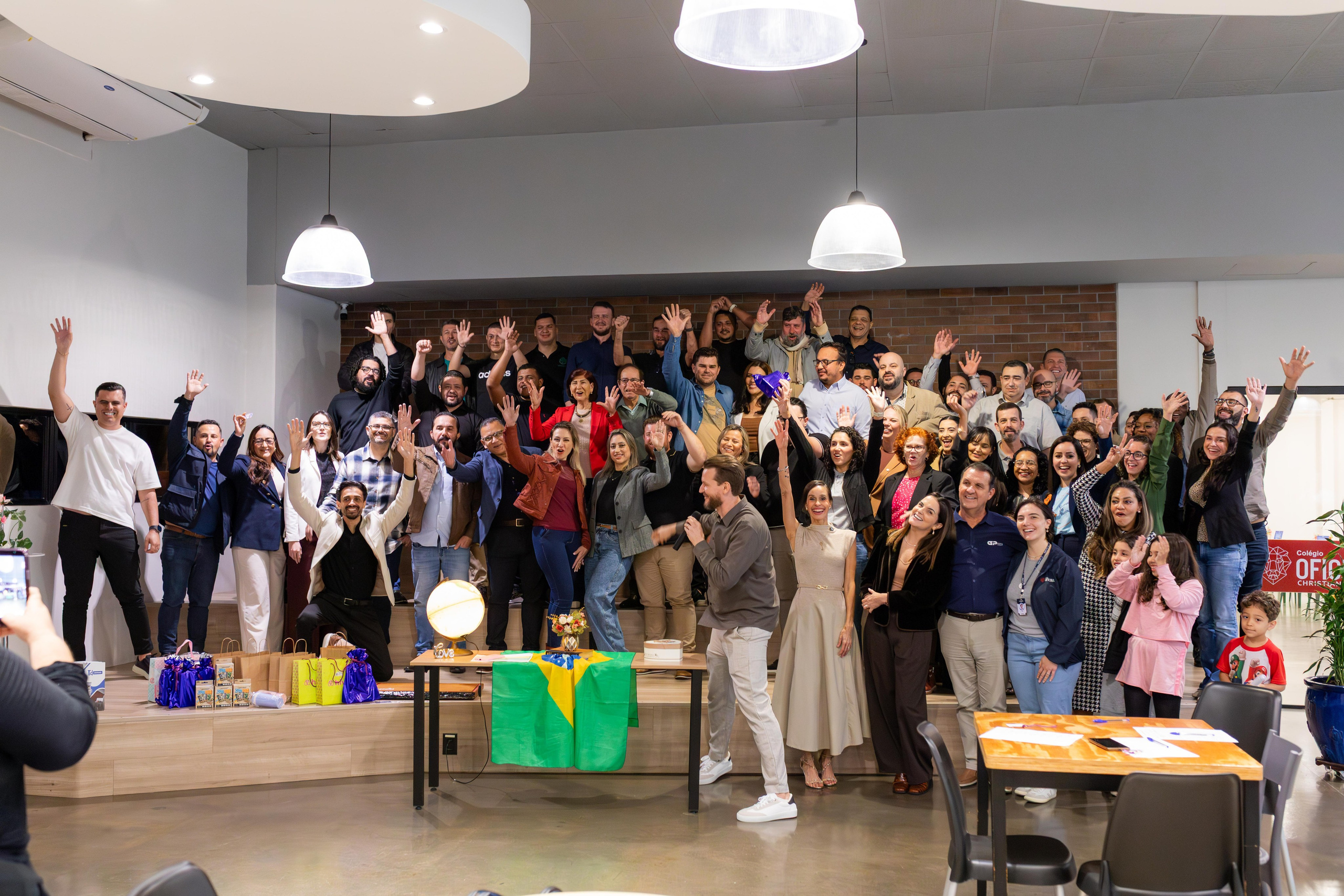 Foto corporativa em grupo de evento empresarial em Joinville - Cobertura por Lenofotografia