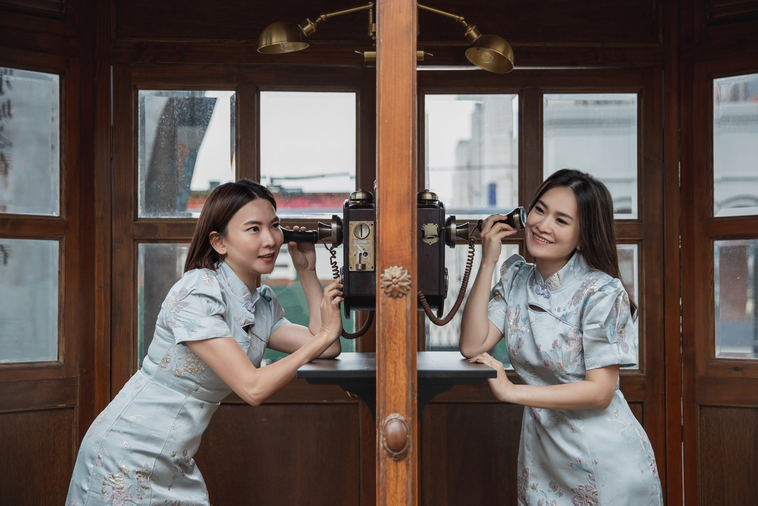 Shanghai 1930s retro photo shoot at Shanghai photo studio. Family photo shoot in Chinese retro style. 