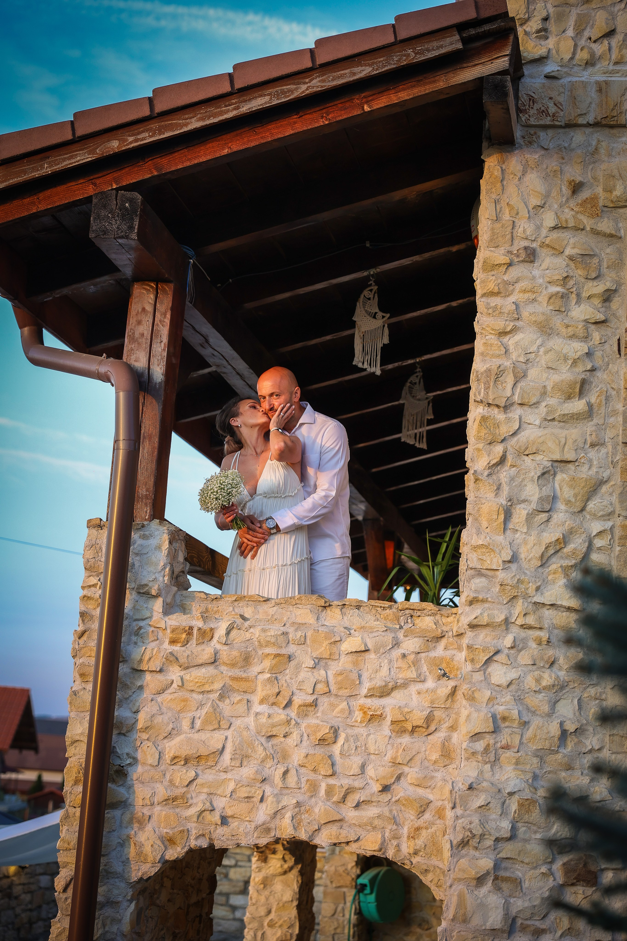 Nunta Cosmin și Simona de la La Moșu a fost exact genul de eveniment care demonstrează cât de frumoasă poate fi o nuntă în aer liber. Rares Bucur is a professional wedding photographer based in Cluj-Napoca, Romania, specializing in wedding photography