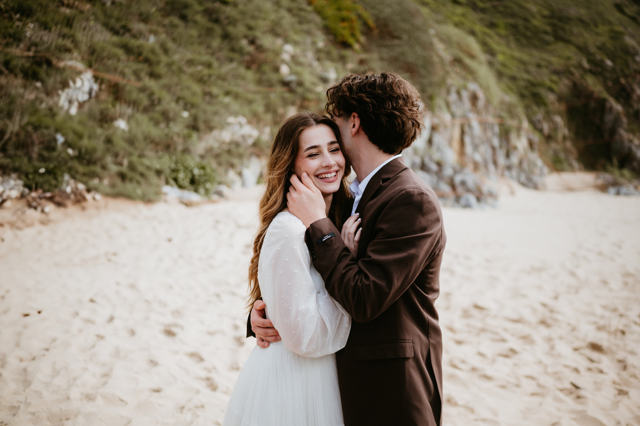 Ședință foto de nuntă pe plaja Adraga – emoție la malul oceanului Atlantic. Valentin Melen - fotograf de nunta 🤍