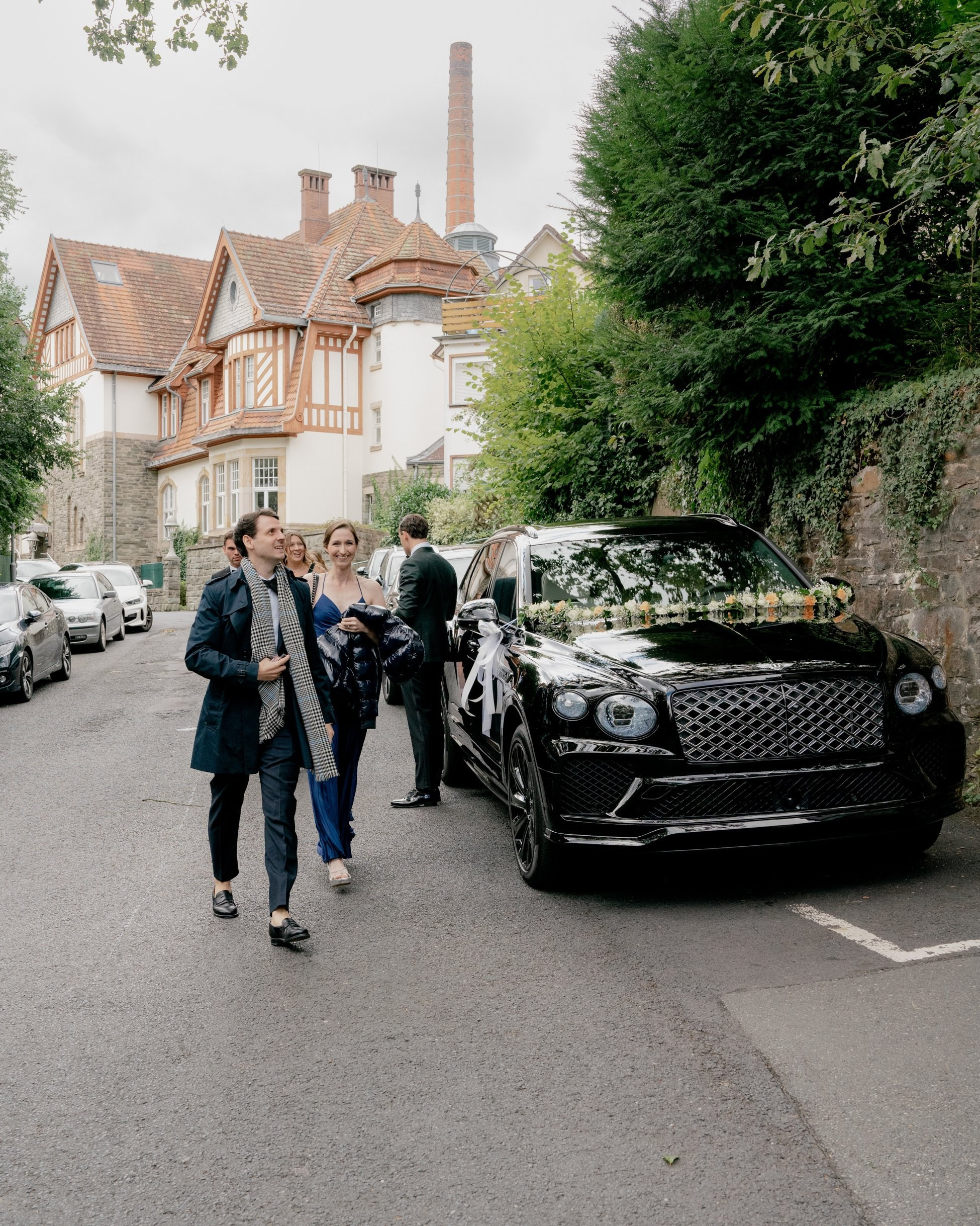 Wedding guests arriving at Villa Rothschild in black Bentley SUV, luxury wedding Frankfurt