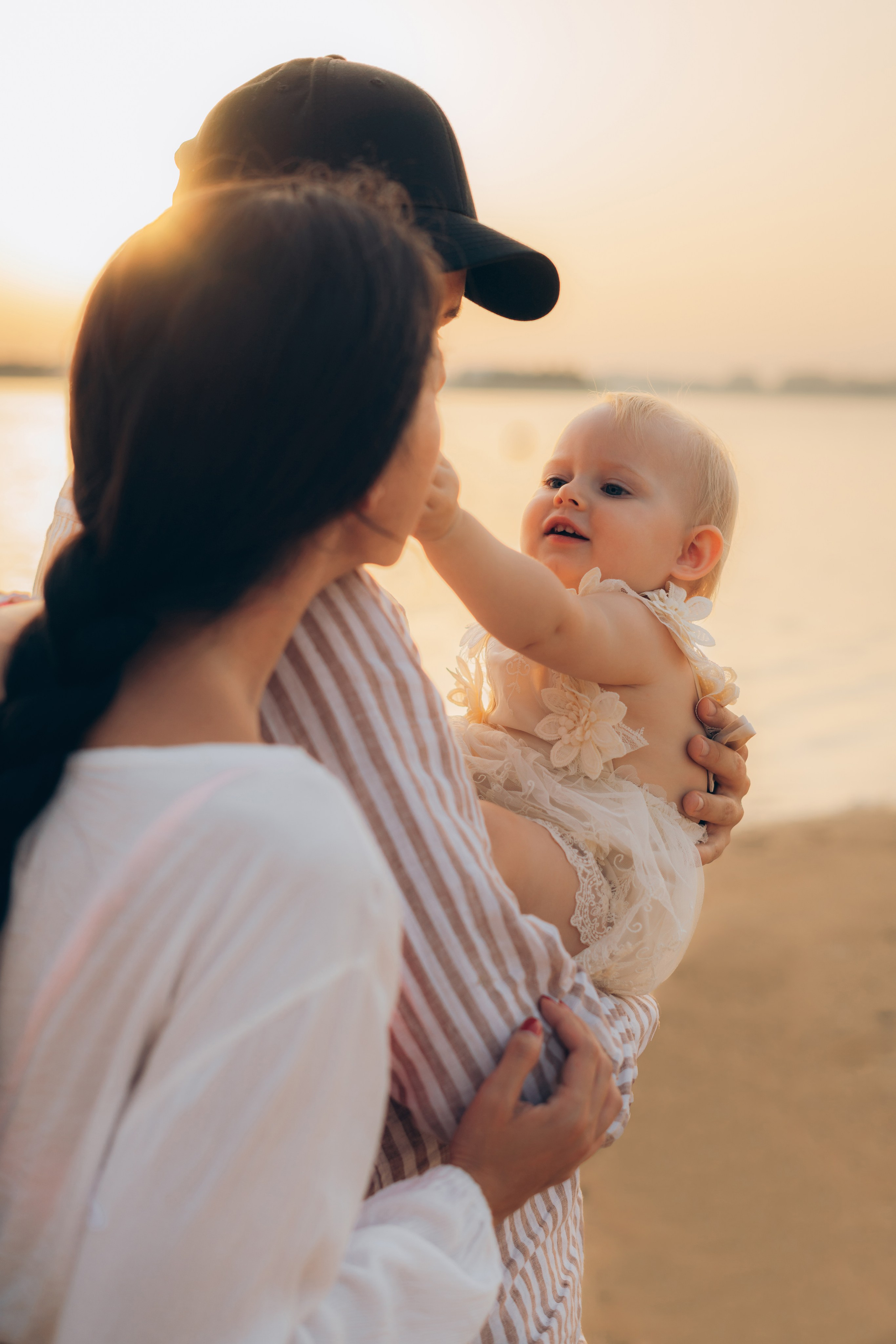 Beauty of the sunset on the beach. Angela Iakovleva — Family Photographer in Dubai