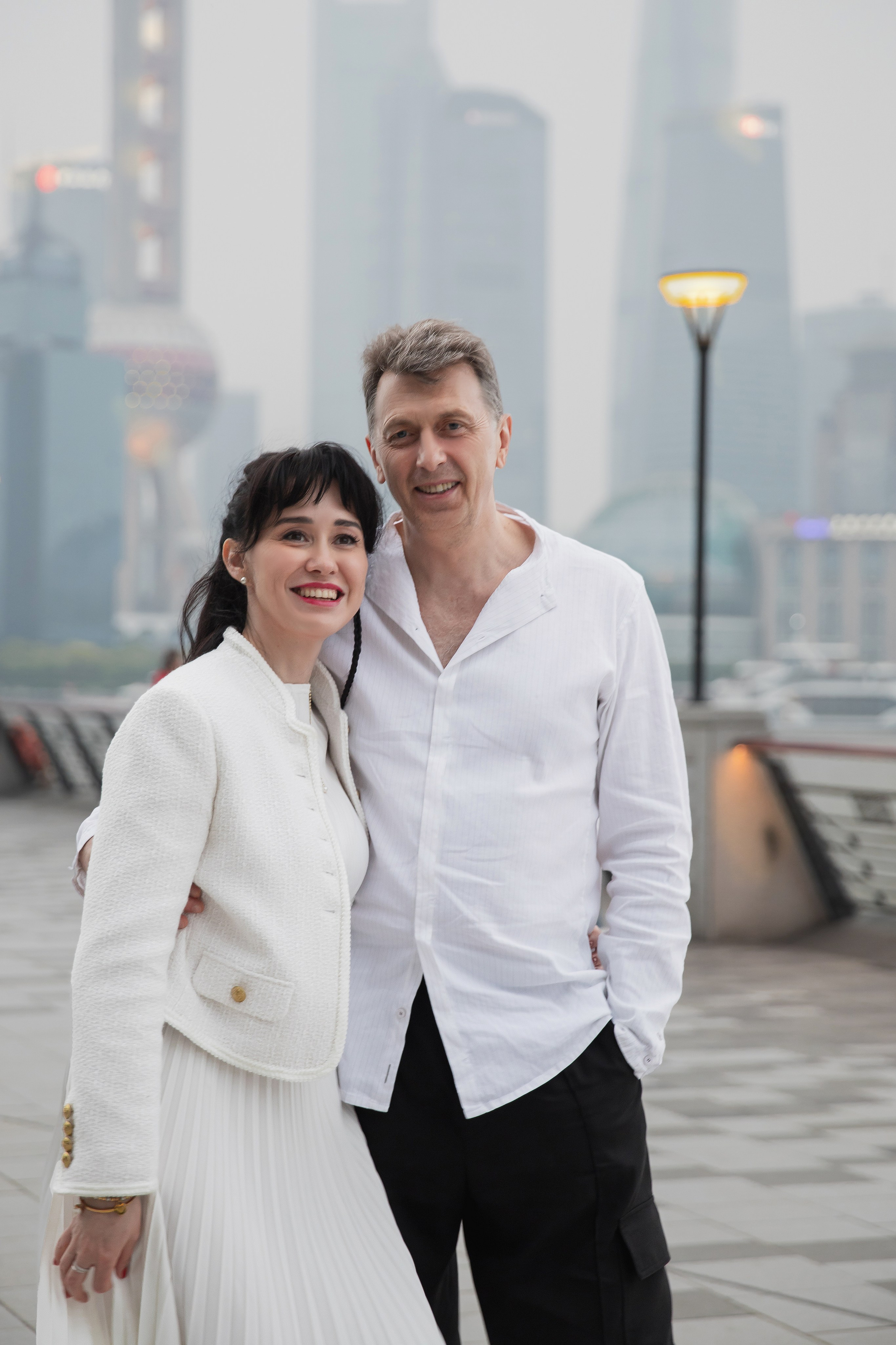 Романтический Вайтань: пара на фоне подсвеченных зданий