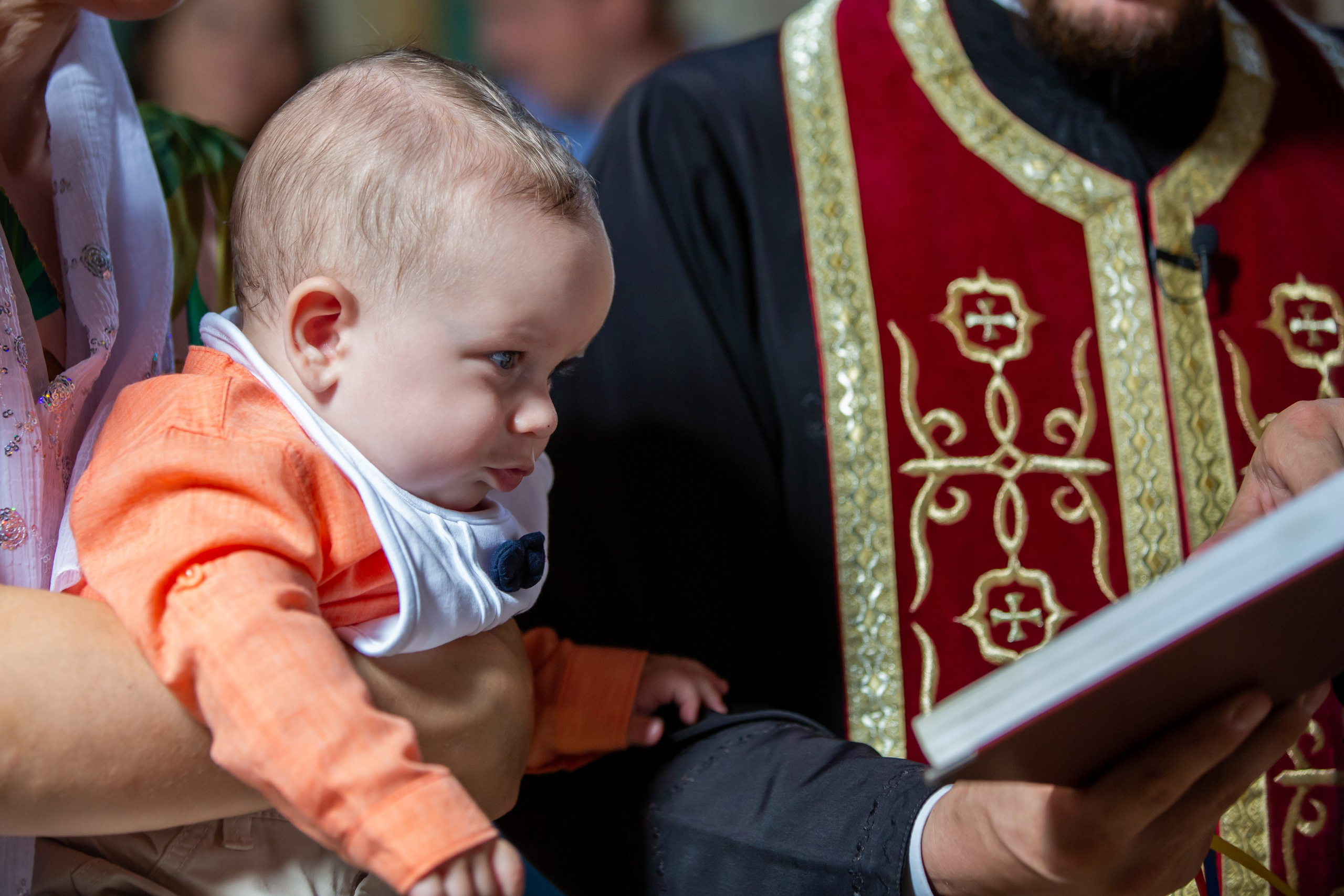 “Bebeluș botezat în biserică, ținut în brațe de nași”	•	“Detaliu cu lumânarea de botez decorată cu flori albe”	•	“Părinți emoționați alături de copilul lor la ceremonia de botez”	•	“Masa festivă de botez cu decor tematic și tort personalizat”	•	“Momentul în care preotul toarnă apă sfințită pe fruntea bebelușului”	“Bebeluș în rochie albă de botez, zâmbind în brațele mamei”	•	“Detaliu cu cruciulița de botez așezată pe o pernă de satin”	•	“Părinți și nași aprinzând lumânările în timpul ceremoniei de botez”	•	“Tort de botez decorat cu figurine tematice și numele copilului”	•	“Copil botezat dormind liniștit în pătuțul decorat festiv”	•	“Momentul în care preotul binecuvântează copilul în fața altarului”	•	“Invitați adunându-se în jurul mesei festive la petrecerea de botez”	•	“Bebeluș ținând în mână o jucărie personalizată primită la botez”	•	“Familie fericită pozând împreună după ceremonia de botez”	•	“Decor tematic cu baloane și flori la locația petrecerii de botez” fotograf Botoșani fotograf evenimente fotograf botez Alin Chirila fotograf alinofotostudio,- Preotul ținându-l pe micuțul Mathias Gabriel la botez, în biserica Înălțarea Domnului, Copălău  - Detalii de la botezul lui Mathias – lumânare, trusou și icoană  - Familia lui Mathias Gabriel alături de micuț, în ziua botezului  - Portret emoționant cu mama și bebelușul în brațe, în biserică,fotograf profesionist evenimente Botoșani, Iași, Suceava, Fălticeni, Bacău, Pașcani, Roman - AlinoFotoStudio by Alin Chirilă - servicii foto nuntă, botez, cununie, ședințe foto creative, albume personalizate, fotografii emoționante și calitative pentru cele mai importante momente din viață,fotograf nuntă Botoșani Alin Chirilă,  ședință foto botez Iași - AlinoFotoStudio,  servicii fotograf profesionist evenimente Suceava,  fotograf cununie civilă Fălticeni - Alin Chirilă,  album foto nuntă personalizat Bacău.“Bebeluș botezat în biserică, ținut în brațe de nași”	•	“Detaliu cu lumânarea de botez decorată cu flori albe”	•	“Părinți emoționați alături de copilul lor la ceremonia de botez”	•	“Masa festivă de botez cu decor tematic și tort personalizat”	•	“Momentul în care preotul toarnă apă sfințită pe fruntea bebelușului”	“Bebeluș în rochie albă de botez, zâmbind în brațele mamei”	•	“Detaliu cu cruciulița de botez așezată pe o pernă de satin”	•	“Părinți și nași aprinzând lumânările în timpul ceremoniei de botez”	•	“Tort de botez decorat cu figurine tematice și numele copilului”	•	“Copil botezat dormind liniștit în pătuțul decorat festiv”	•	“Momentul în care preotul binecuvântează copilul în fața altarului”	•	“Invitați adunându-se în jurul mesei festive la petrecerea de botez”	•	“Bebeluș ținând în mână o jucărie personalizată primită la botez”	•	“Familie fericită pozând împreună după ceremonia de botez”	•	“Decor tematic cu baloane și flori la locația petrecerii de botez” fotograf Botoșani fotograf evenimente fotograf botez Alin Chirila fotograf alinofotostudio.fotograf botez Amelis Maria, fotografie botez Botoșani, fotograf Alin Chirilă, amintiri botez, fotografii botez, botez Amelis Maria, fotograf copii, fotografie botez în Botoșani,