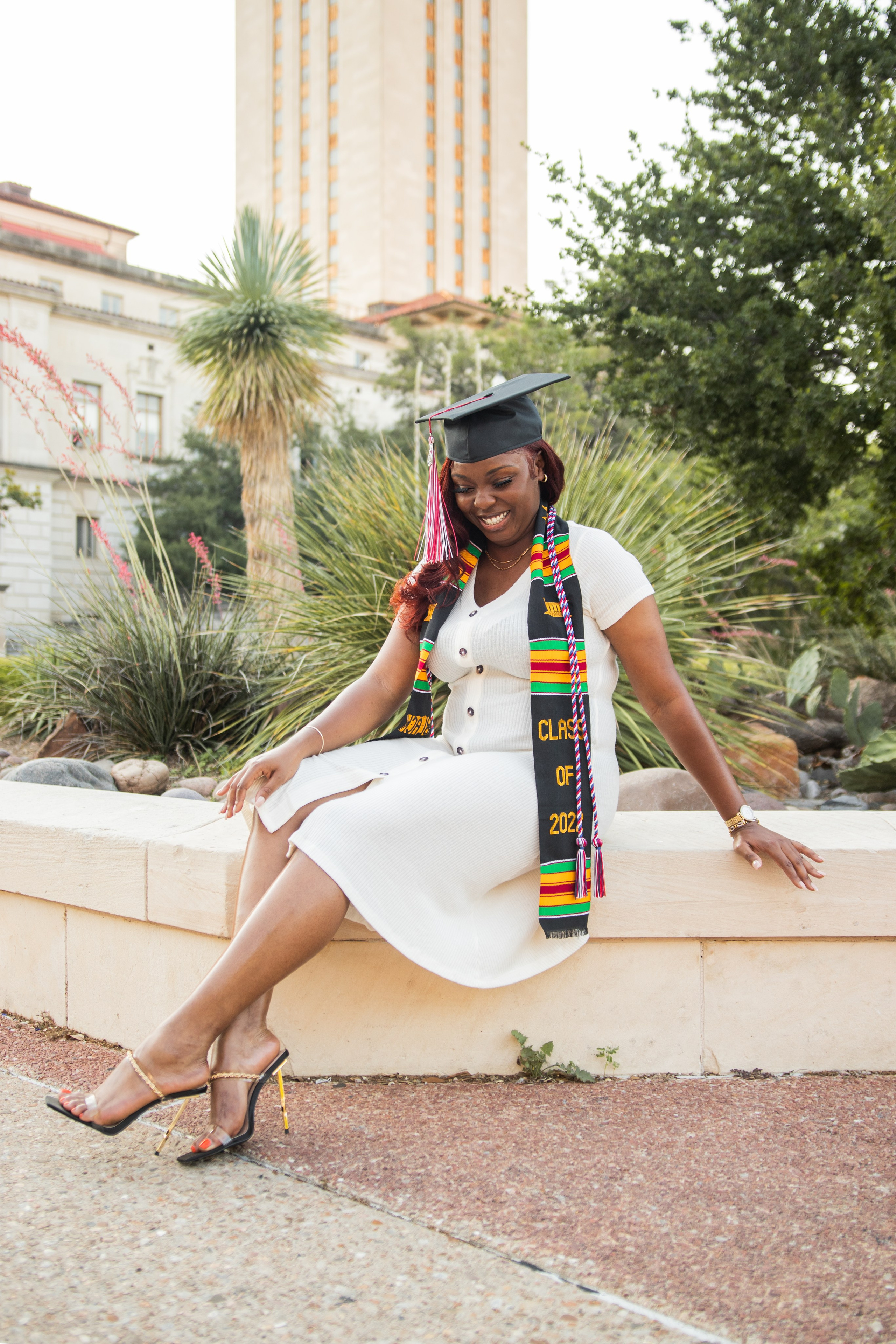 Tiondra’s campus senior photoshoot at UT Austin