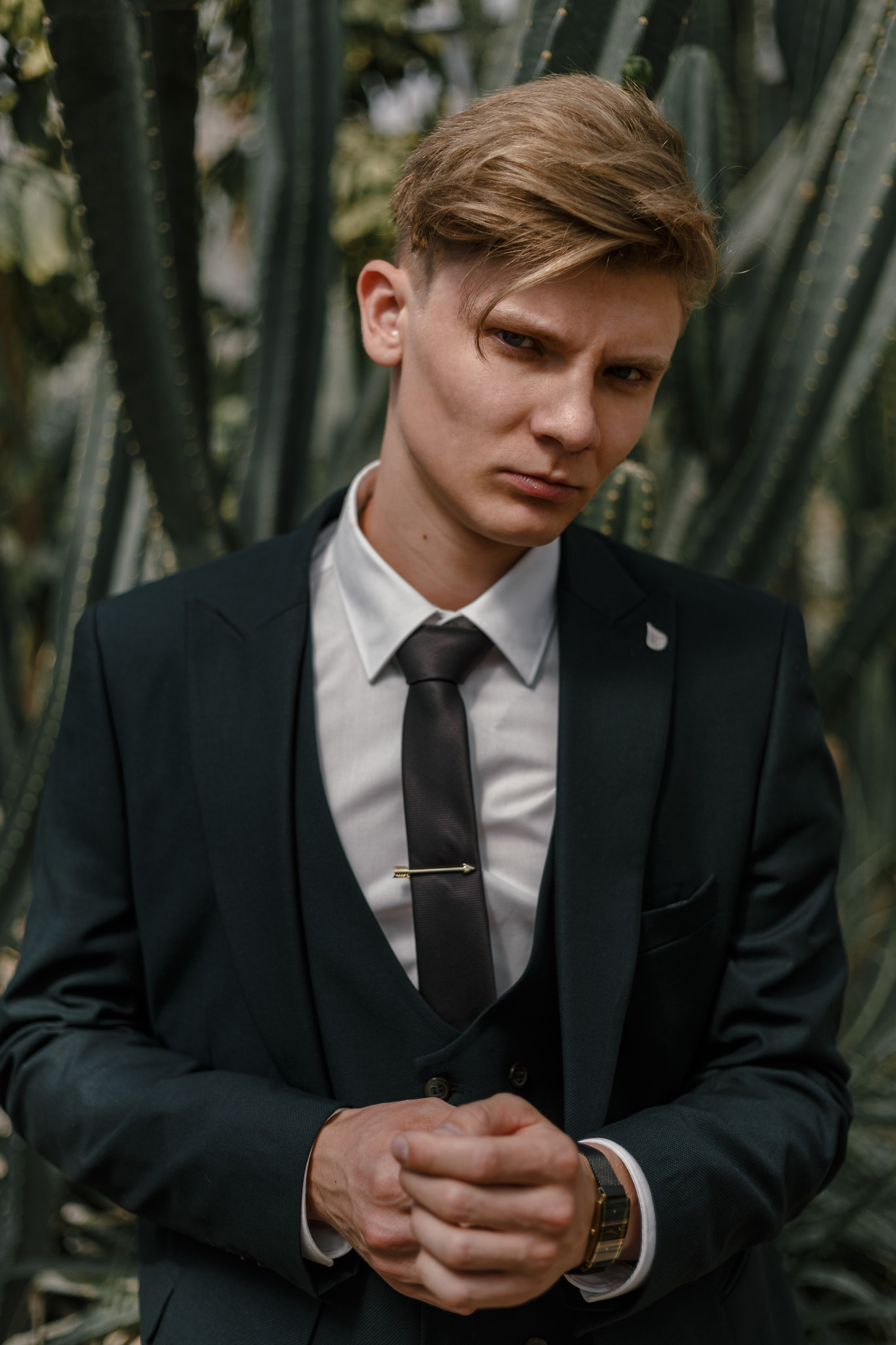 retrato de un novio serio con el telón de fondo de cactus en Gandia