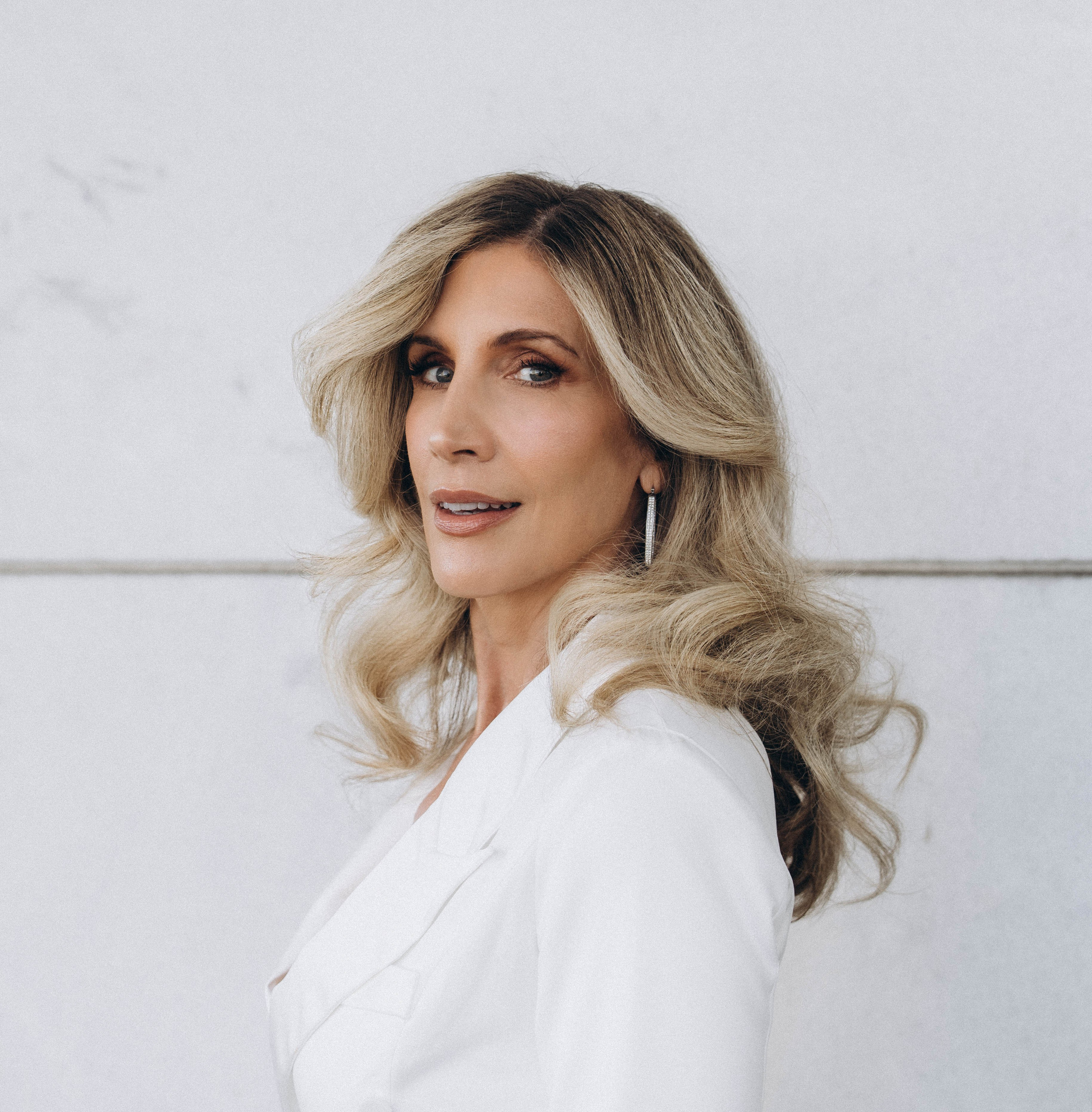 Smiling bride with bouquet in Saratoga Springs park.