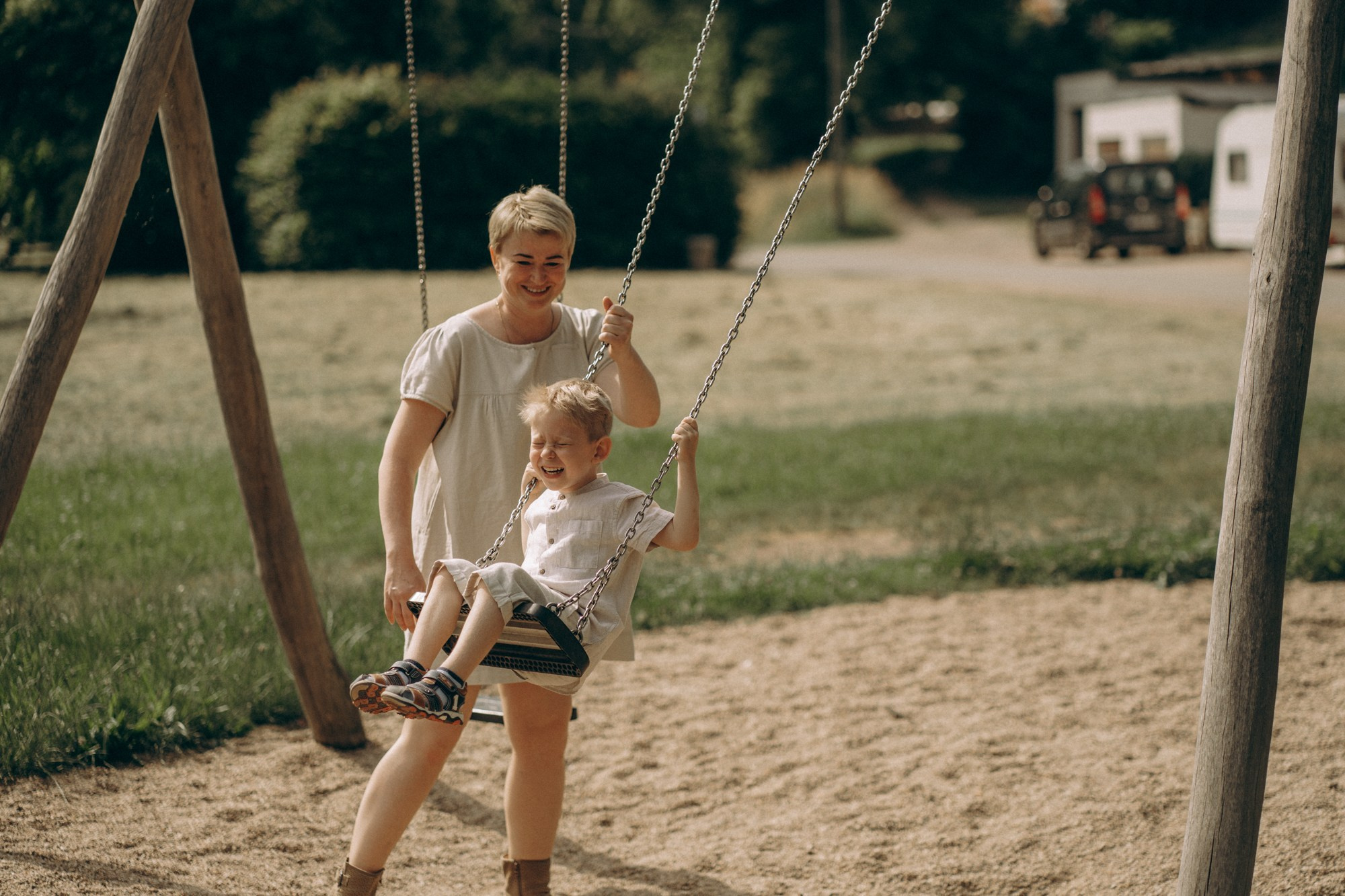 Мама катает сына на качелях – семейная фотосессия на улице, фотографии матери и ребёнка