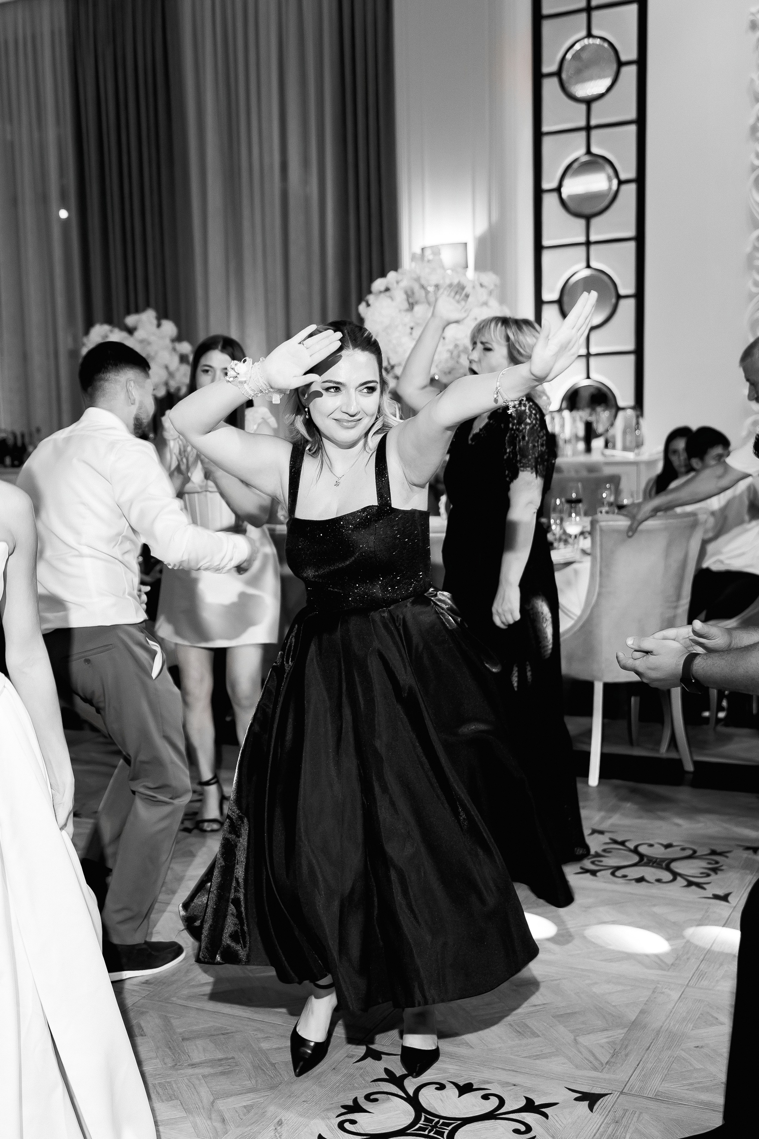 Eugen & Livia — Grand Elysee — Wedding Day. Servicii Foto și Video 067188353