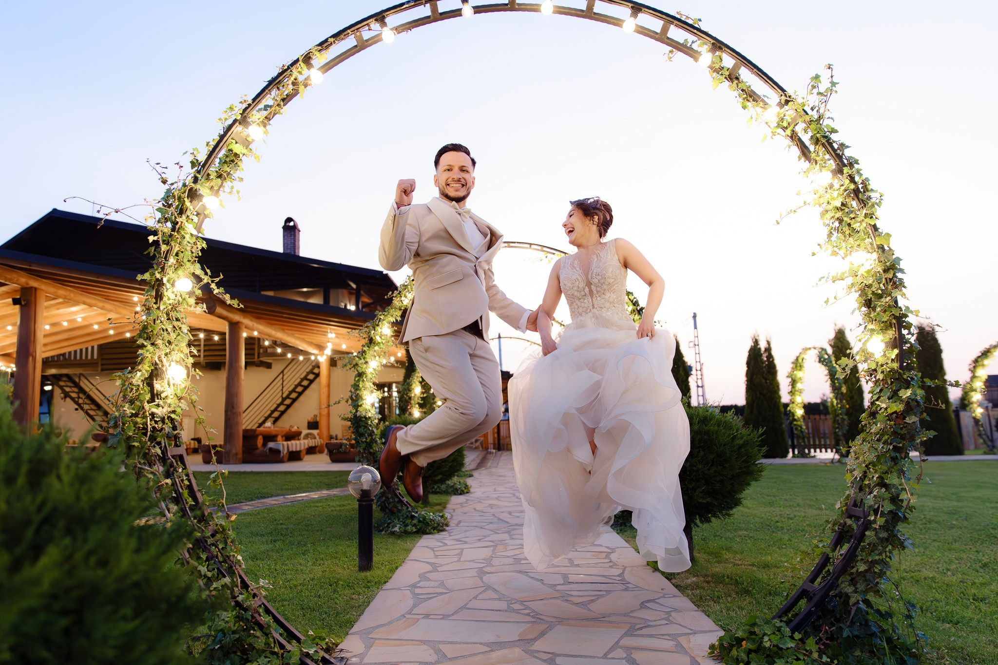 Ioana & Ionuț | Nuntă de poveste la Păstrăvăria Poiana din Mălini județul Suceava. Servicii foto-video profesionale, pentru momente de neuitat