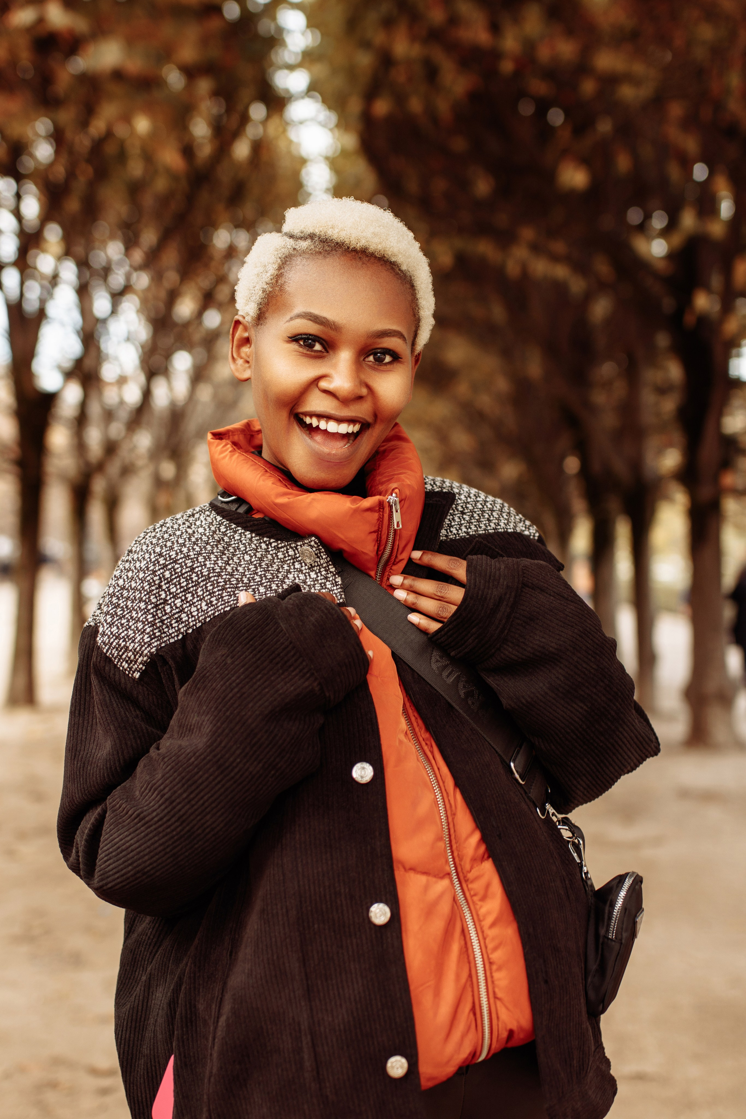 Пале-Рояль, аллея сада и певица Алин Сано