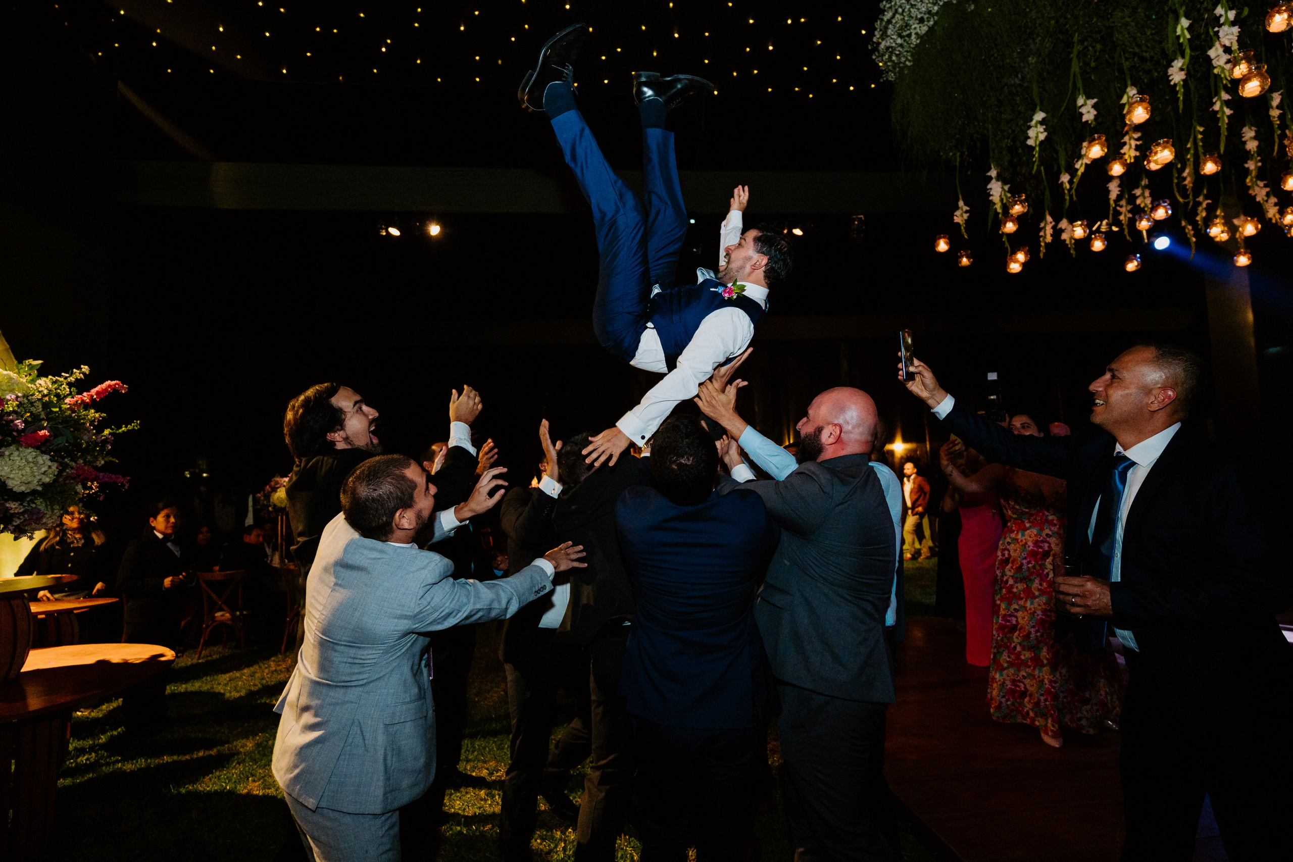 Un vistazo a la fiesta. Fotógrafo de Bodas en Lima | Ronhy Altamirano. Fotografía narrativa y cinematográfica para bodas, quinceañeras y eventos exclusivos