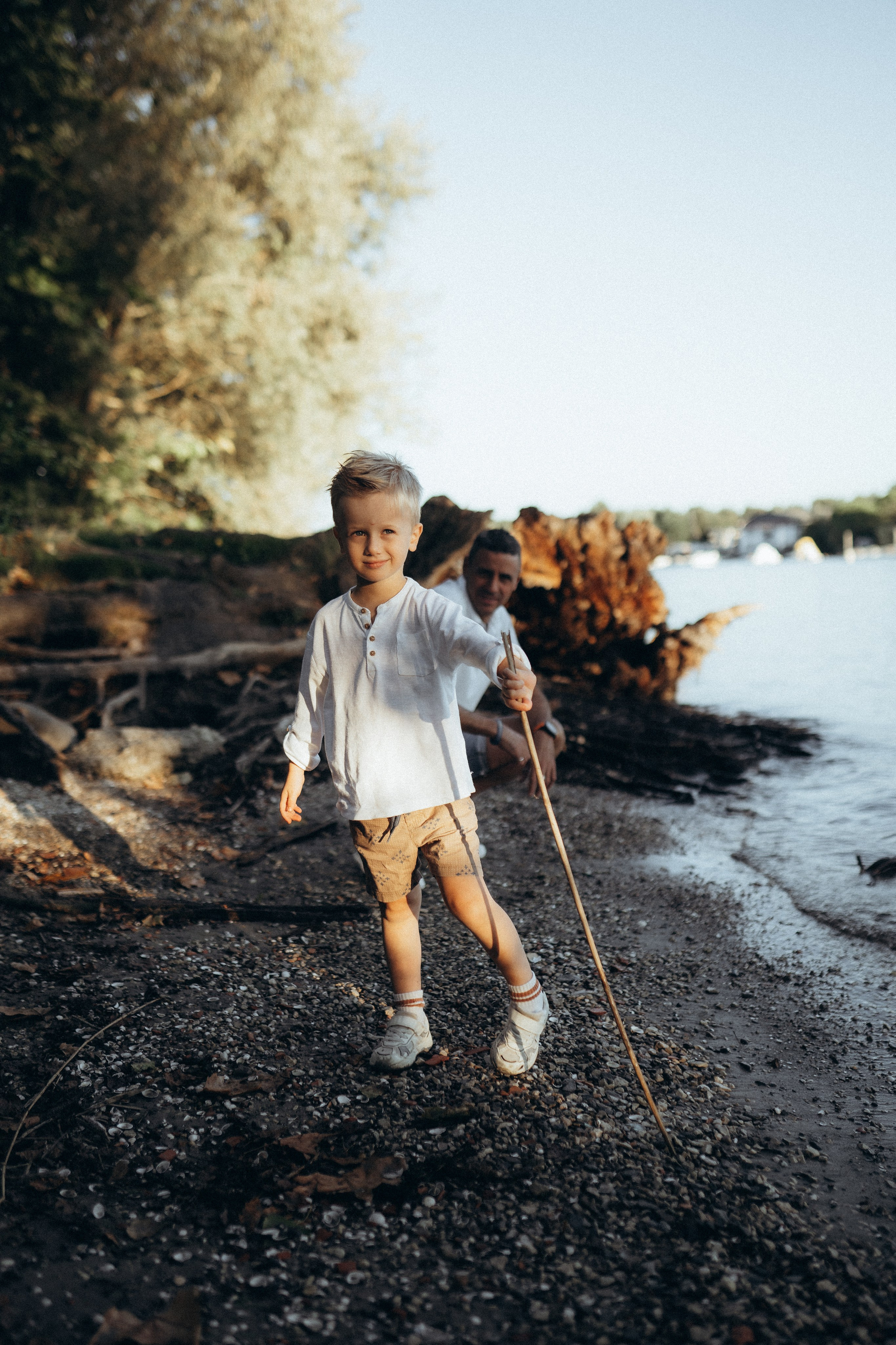 Scatto emozionale di famiglia durante una passeggiata al lago d’Orta
