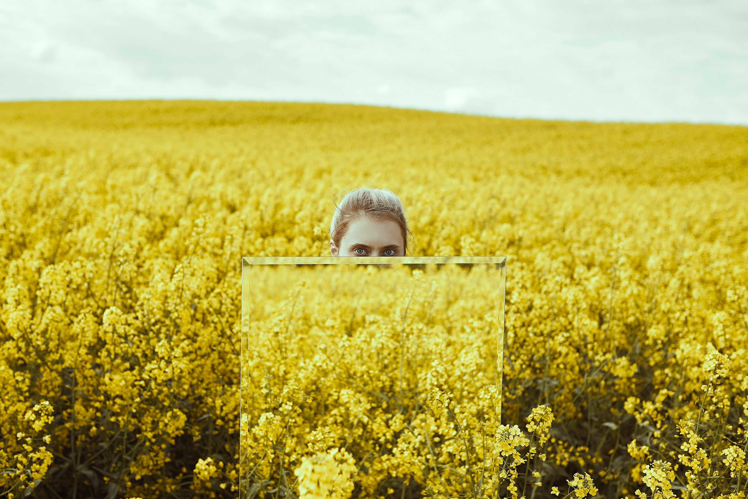 концептуальная фотография в поле с зеркалом