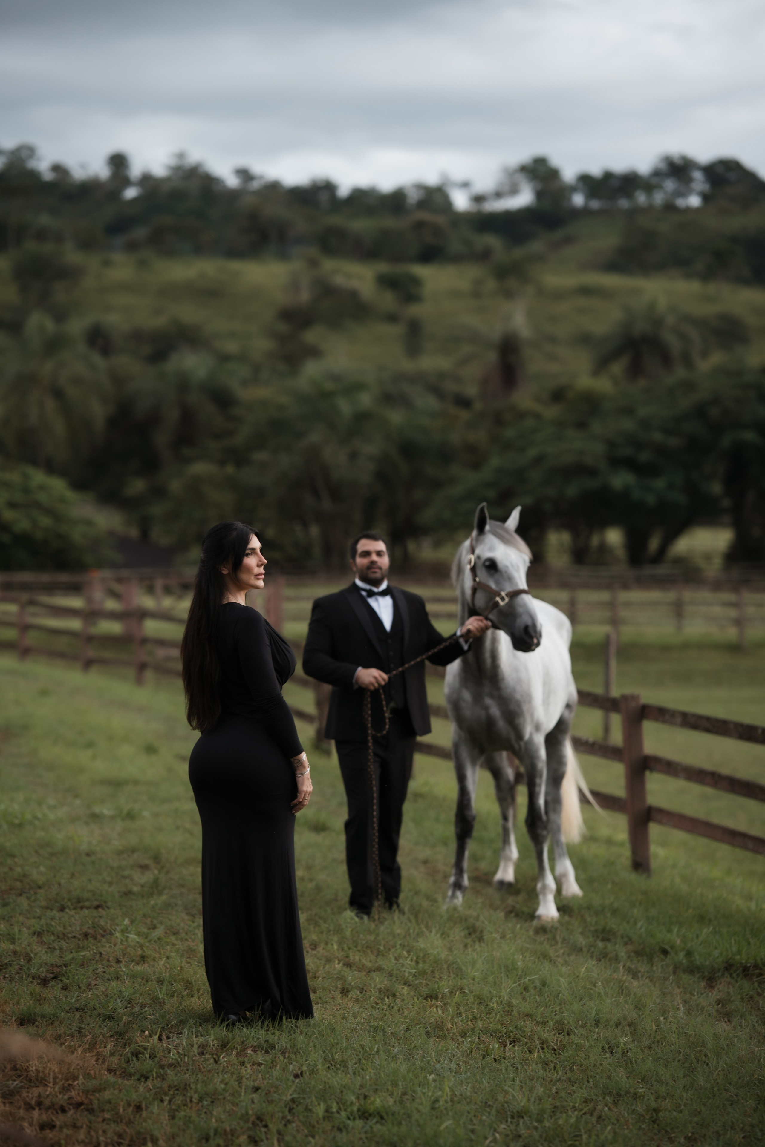 Um pré-casamento no campo em Minas Gerais com cavalo, paisagem natural e retratos com estética clássica. Fotografia para casais que desejam um ensaio sofisticado, emotivo e com linguagem editorial.