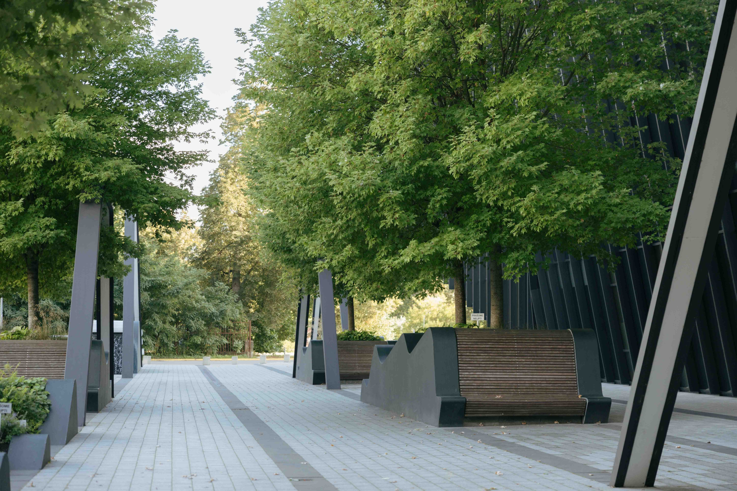 Modernios lokacijos fotosesijai Vilniuje. Framed by Evelina | Vestuvių fotografė