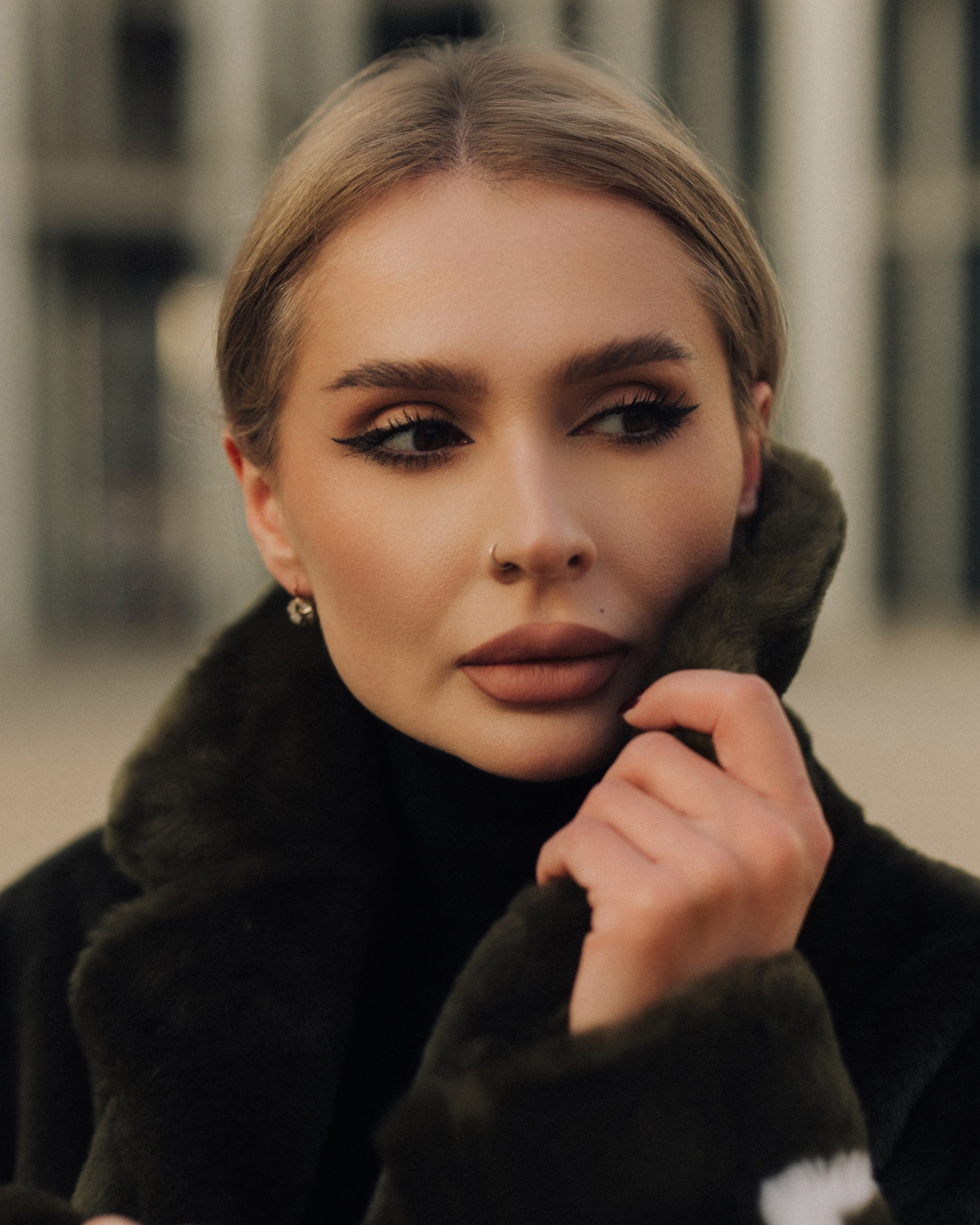 Golden Hour Portrait in Leipzig. Elegant Woman in Fur Coat&Suit. Timeless Photography by Kristina Kozheltsova. Kristina Kozheltsova- Soulful Portrait&Lifestyle&Love Story Photographer in Leipzig, Germany