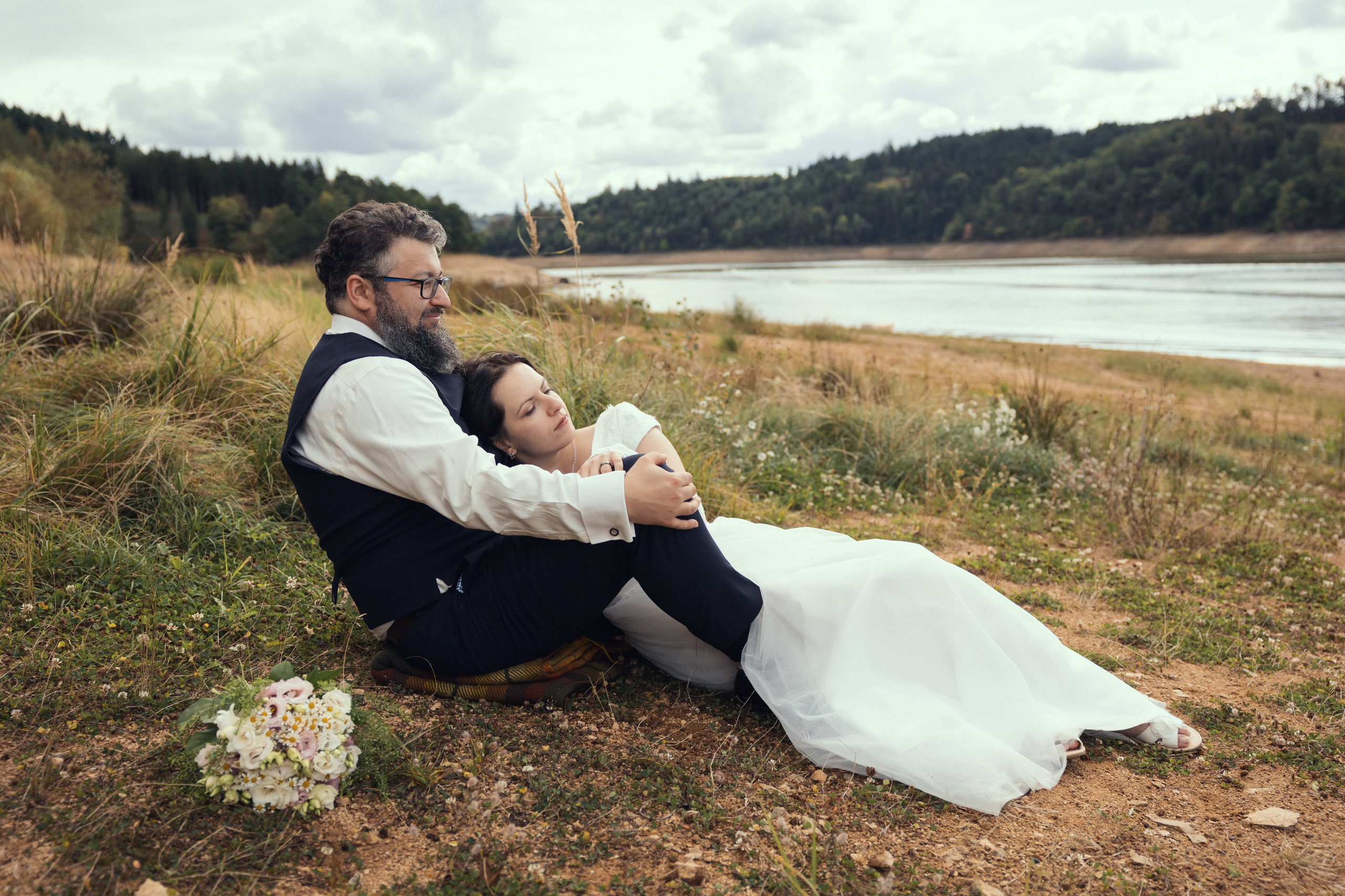 Svatební fotograf Písek, Strakonice, Vodňany – přirozená svatební fotografie u řeky, plná lásky a něžného objetí novomanželů