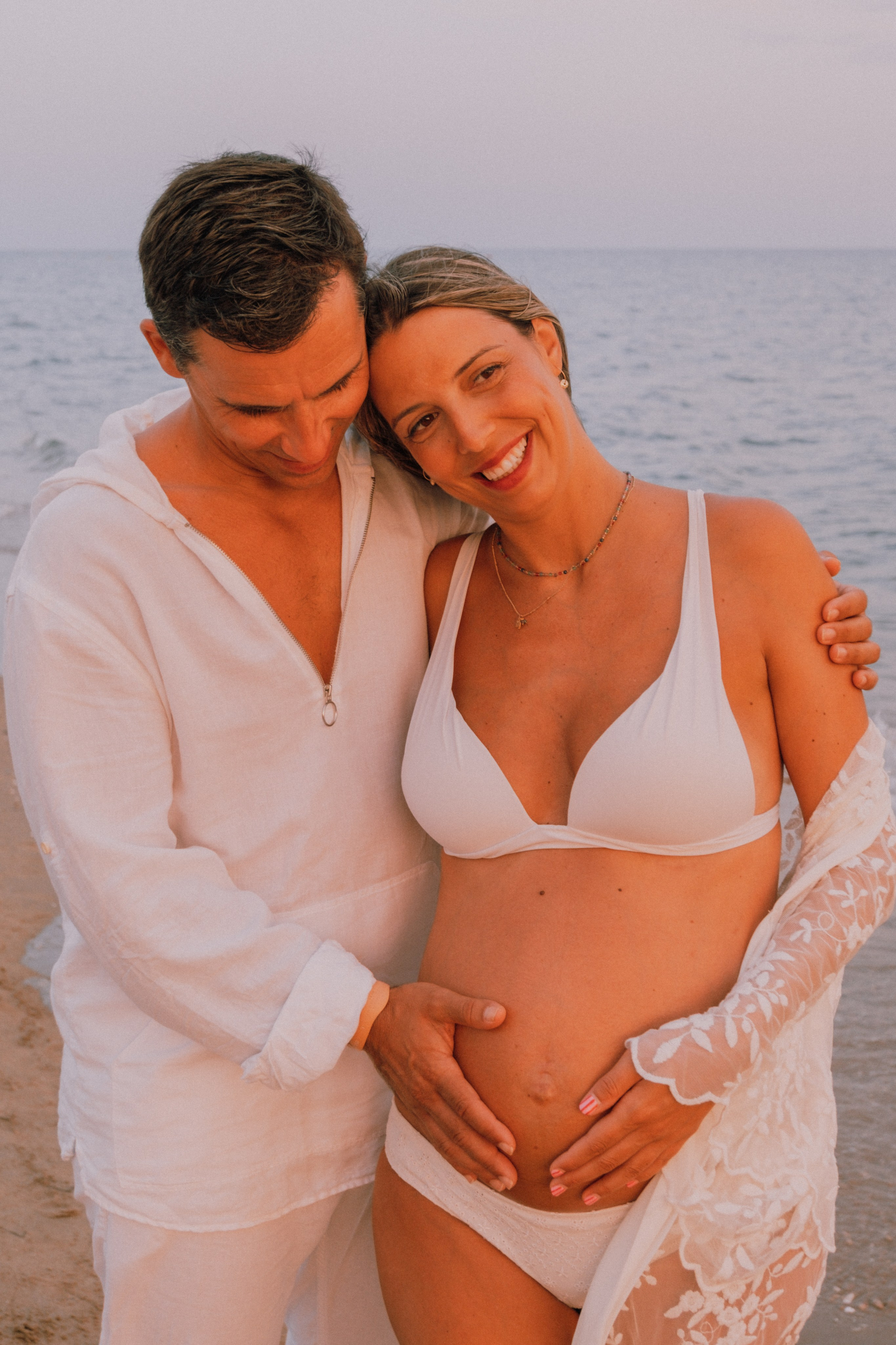 Sesión embarazo en la playa. Fotografía profesional en Calafell - Elena Medvedeva
