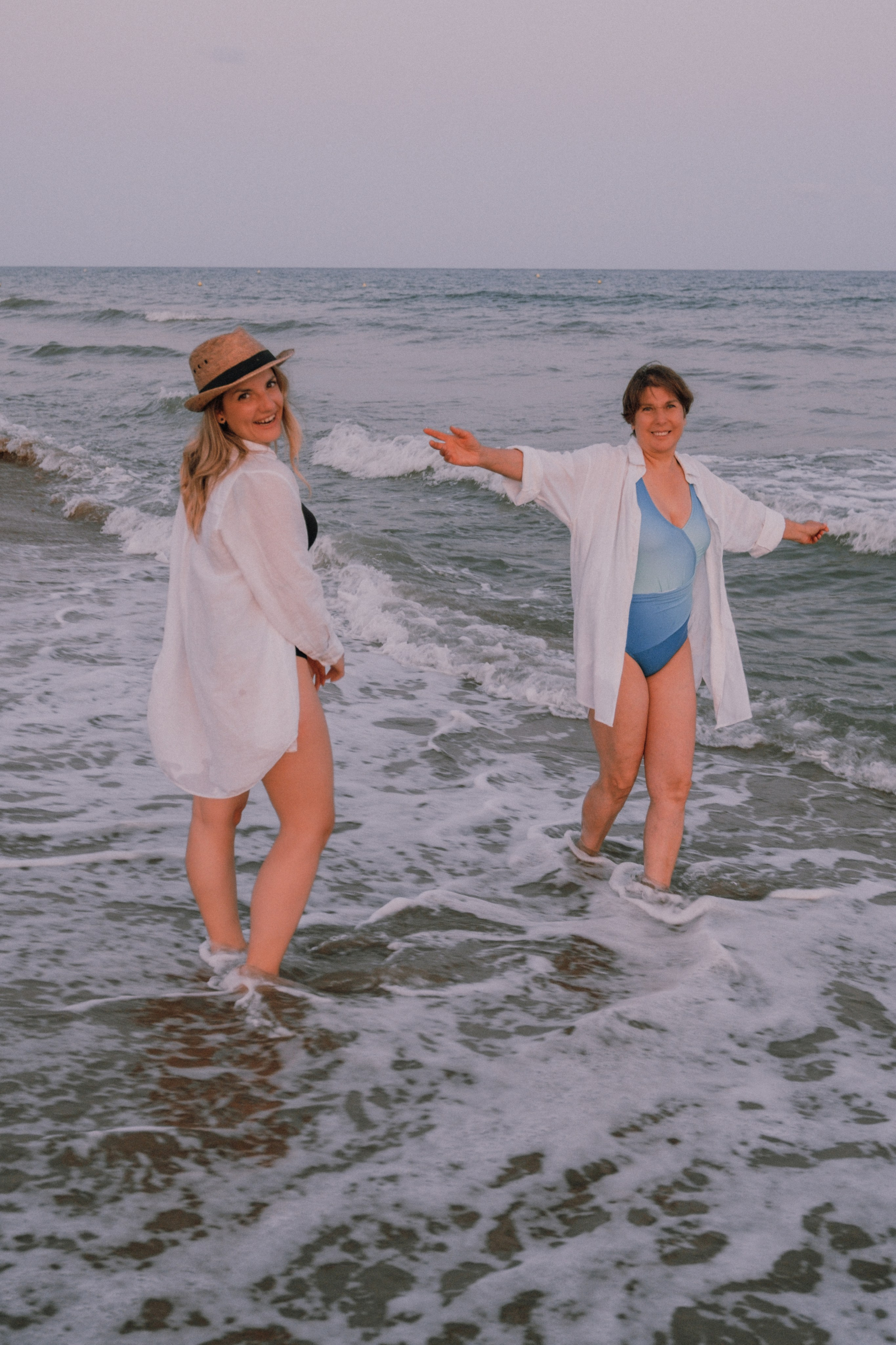 Sesión de amigas en la playa. Fotografía profesional en Calafell - Elena Medvedeva