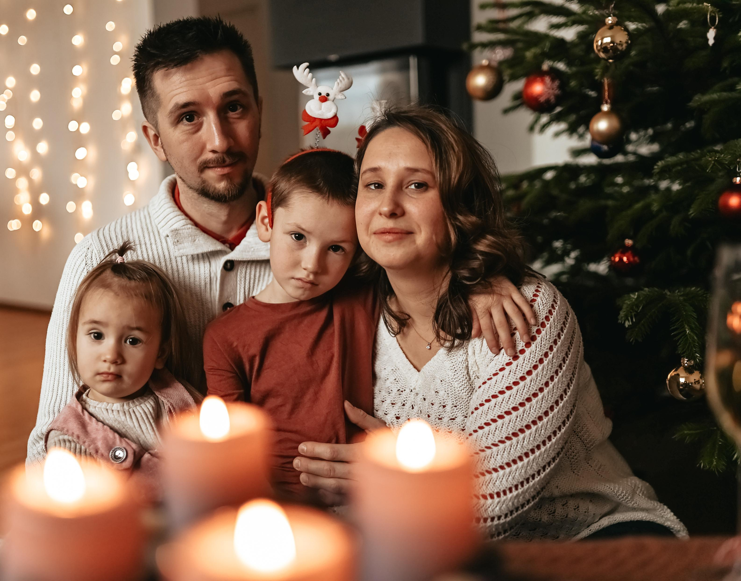 Weihnachtsfotos – Festliche Familienfotos & Portraits | Albina Vaniyants. Professionelle Familienfotografie, Kinderfotografie und Portraitfotografie in Linz, Oberösterreich - Albina Vaniyants, Fotografin aus OÖ