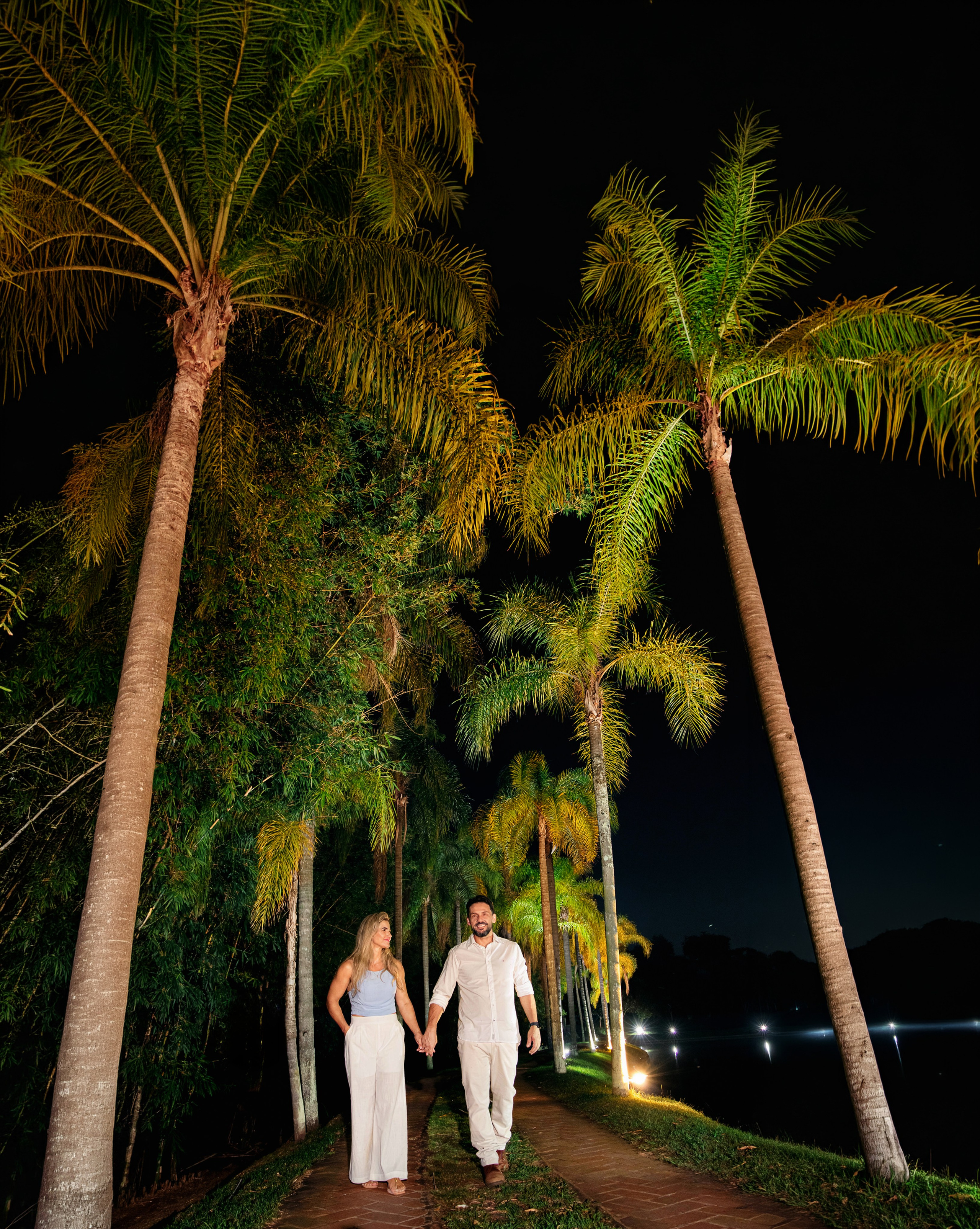 Ensaio Pré-Wedding no Interior Paulista com Lago, Areia e Pôr do Sol | Studio Melk. Tela cheia