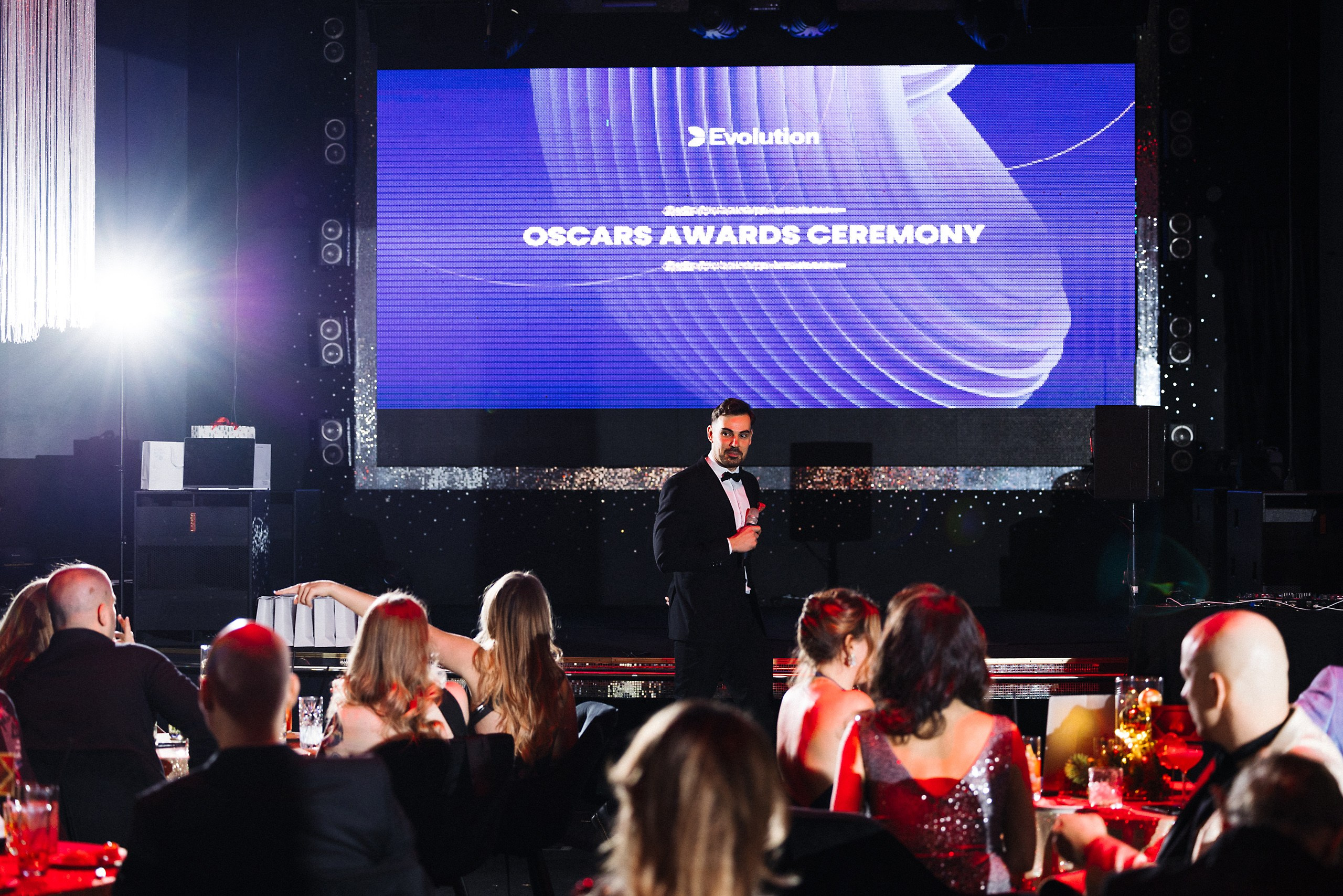 Новогодняя фотосессия в стиле «Оскар» для компаний — свет софитов и звёздные кадры. Евгений Тимофеев | Свадебный и контент-фотограф и видеограф в Риге