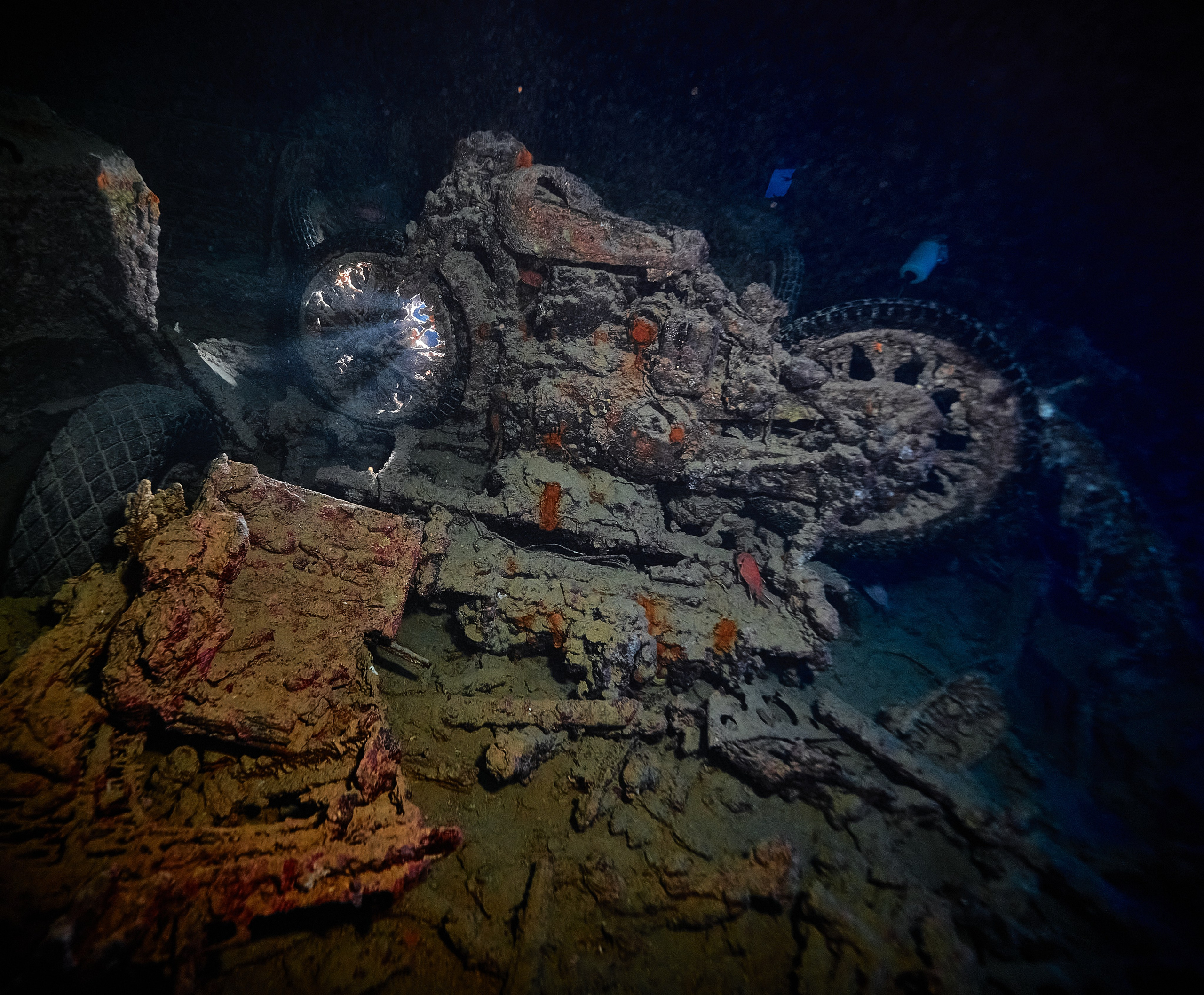 Underwater photographer Andriej Szypilow - photos of the mysterious SS Thistlegorm - sunken ship in the red sea