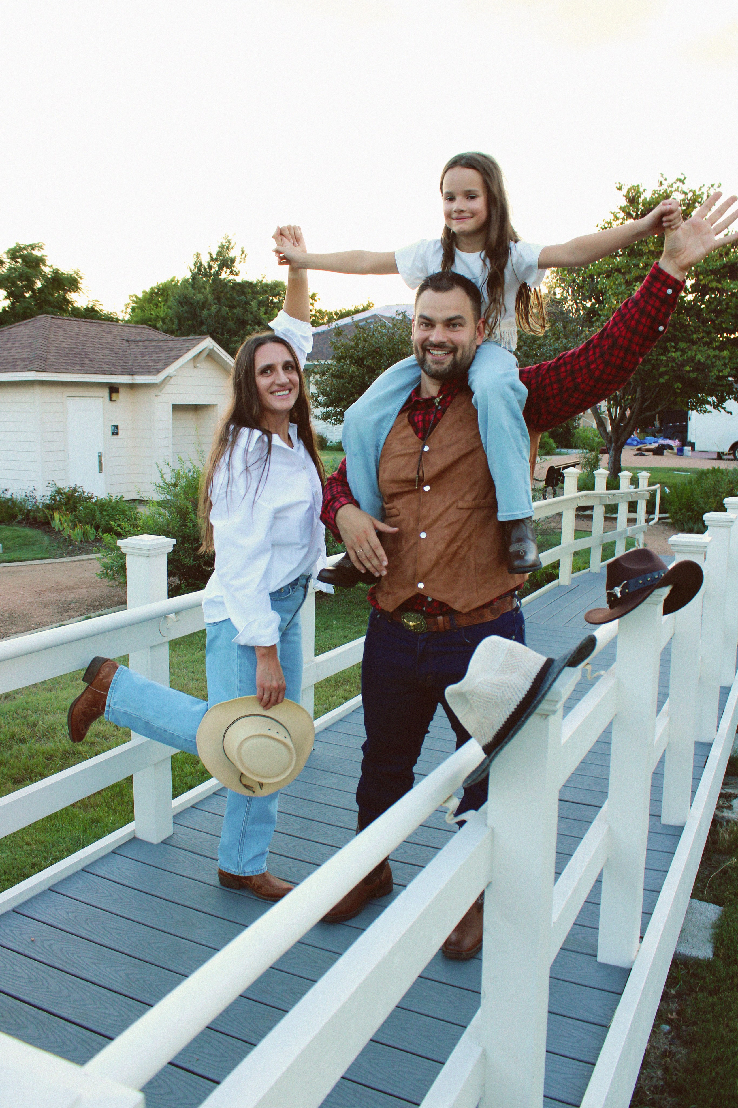 Texas Countryside Family Photoshoot in Cowboy Style. Lana Petrychenko — Portrait & Family Photographer. Valencia, Spain