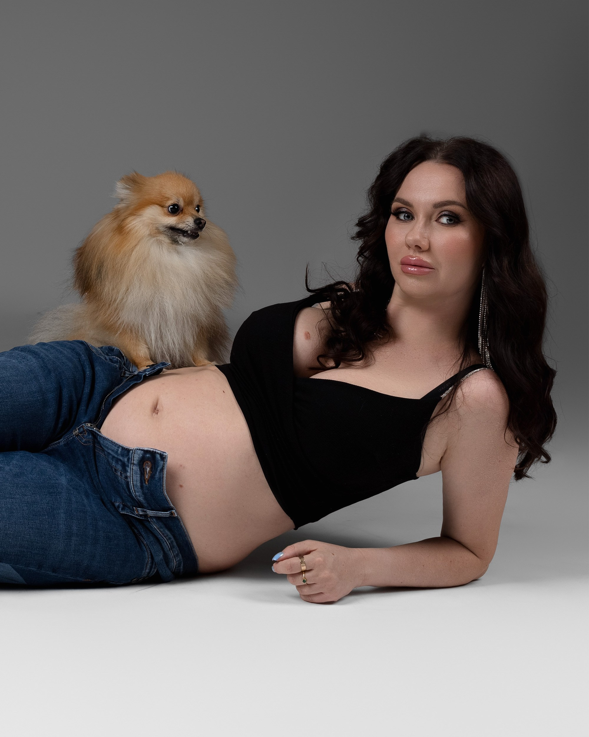 Embarazo y&nbsp;Maternidad sesiones de fotografía  con mascotas , sesiones de Embarazo en estudio 