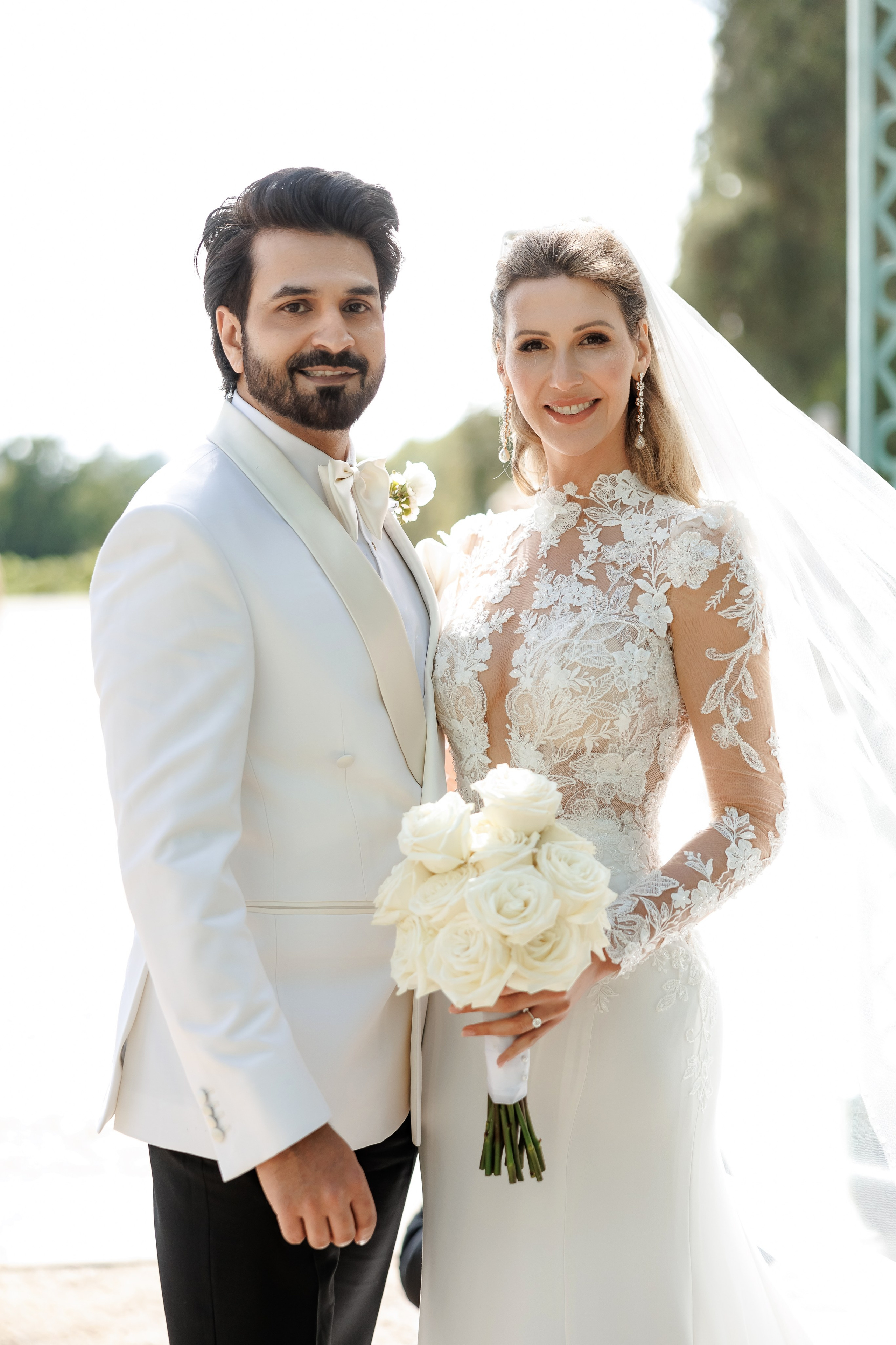 Brautpaar mit Brautstrauß bei der Hochzeit an der Remise am See