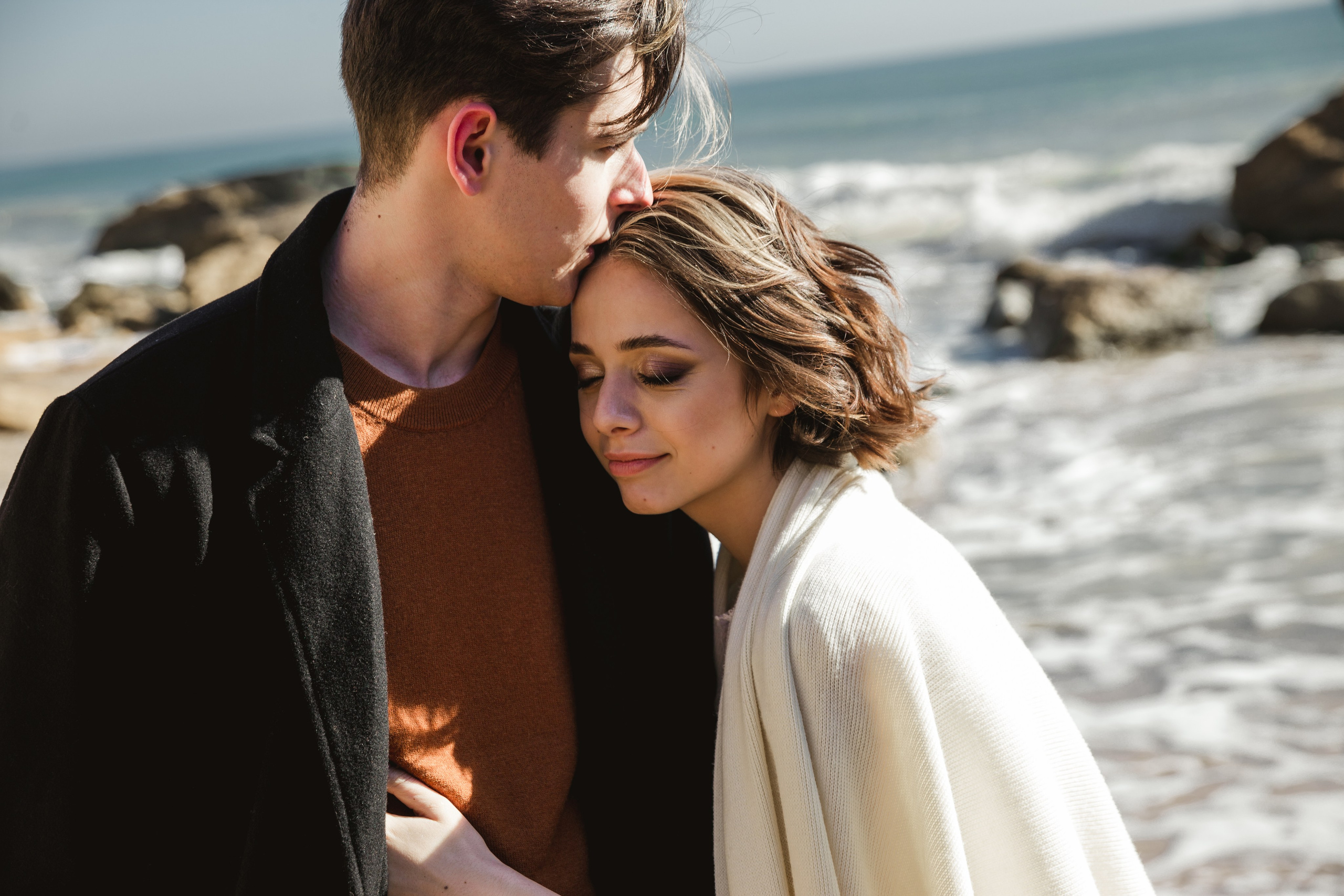 Elegant bridal details with seaside background, wedding photographer Italy